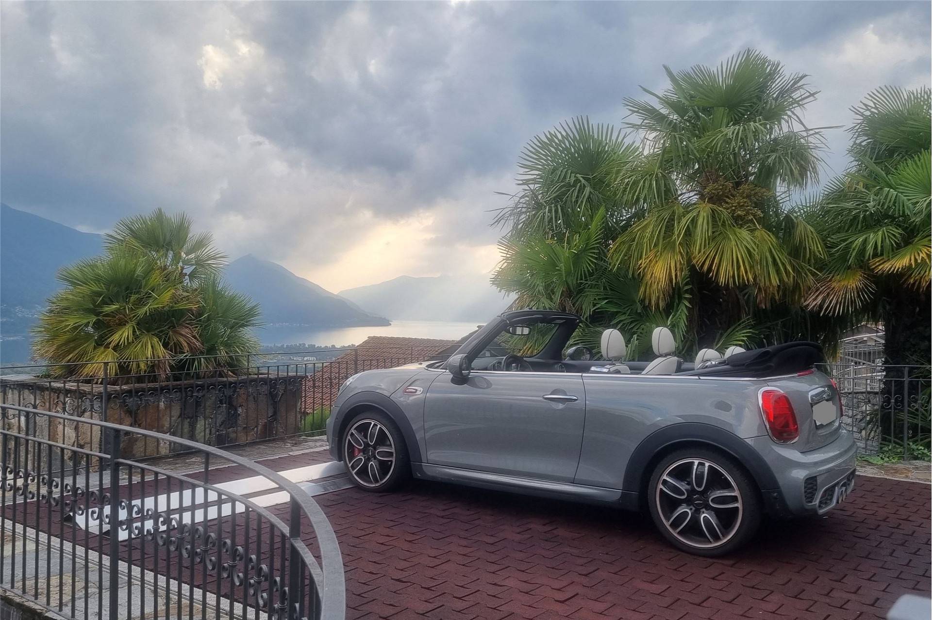 Terrasse mit Cabrio und Seeblick