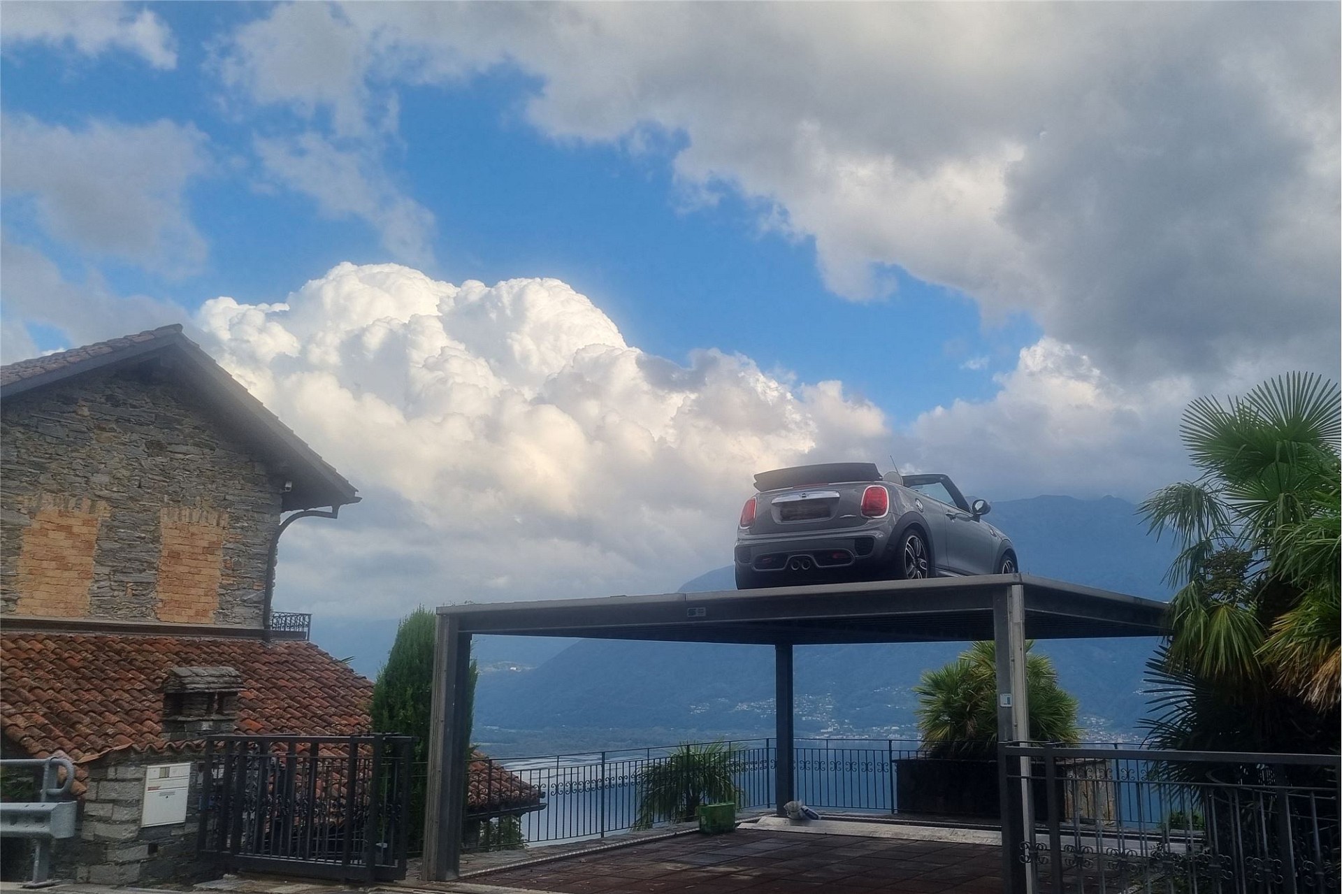 Außenansicht mit Fahrzeug auf Carport und Bergblick