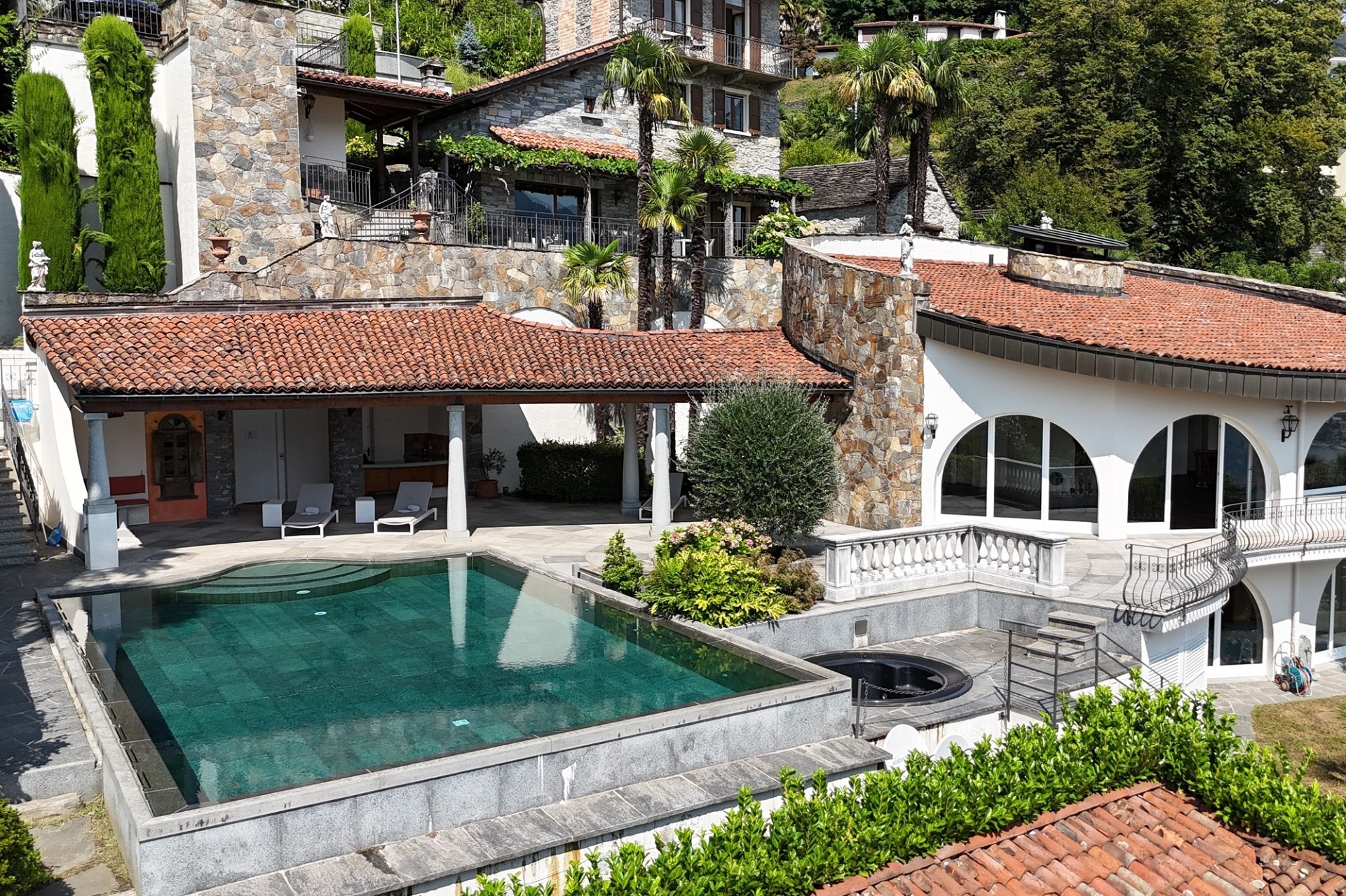 Luxuriöse mediterrane Villenansicht mit Pool und Terrassen