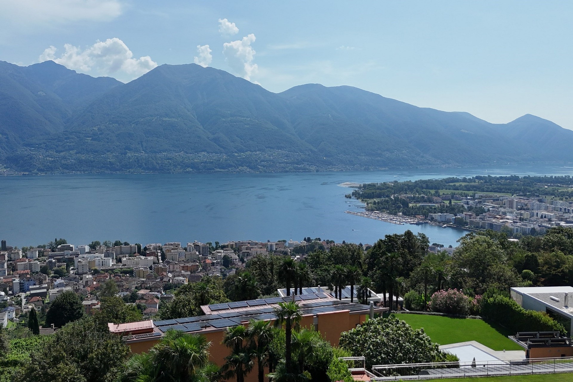 Panoramablick auf See und Berge