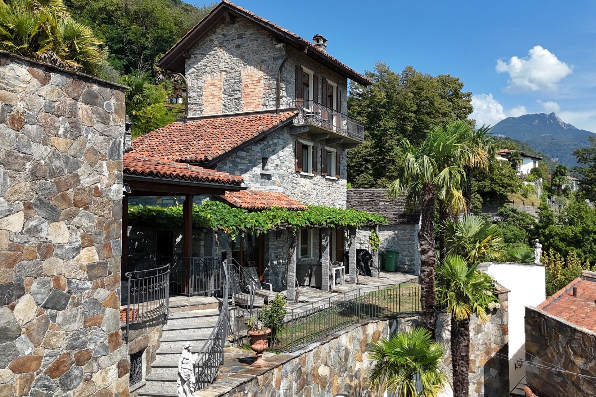 Steinhaus mit mediterranem Außenbereich und Bergblick
