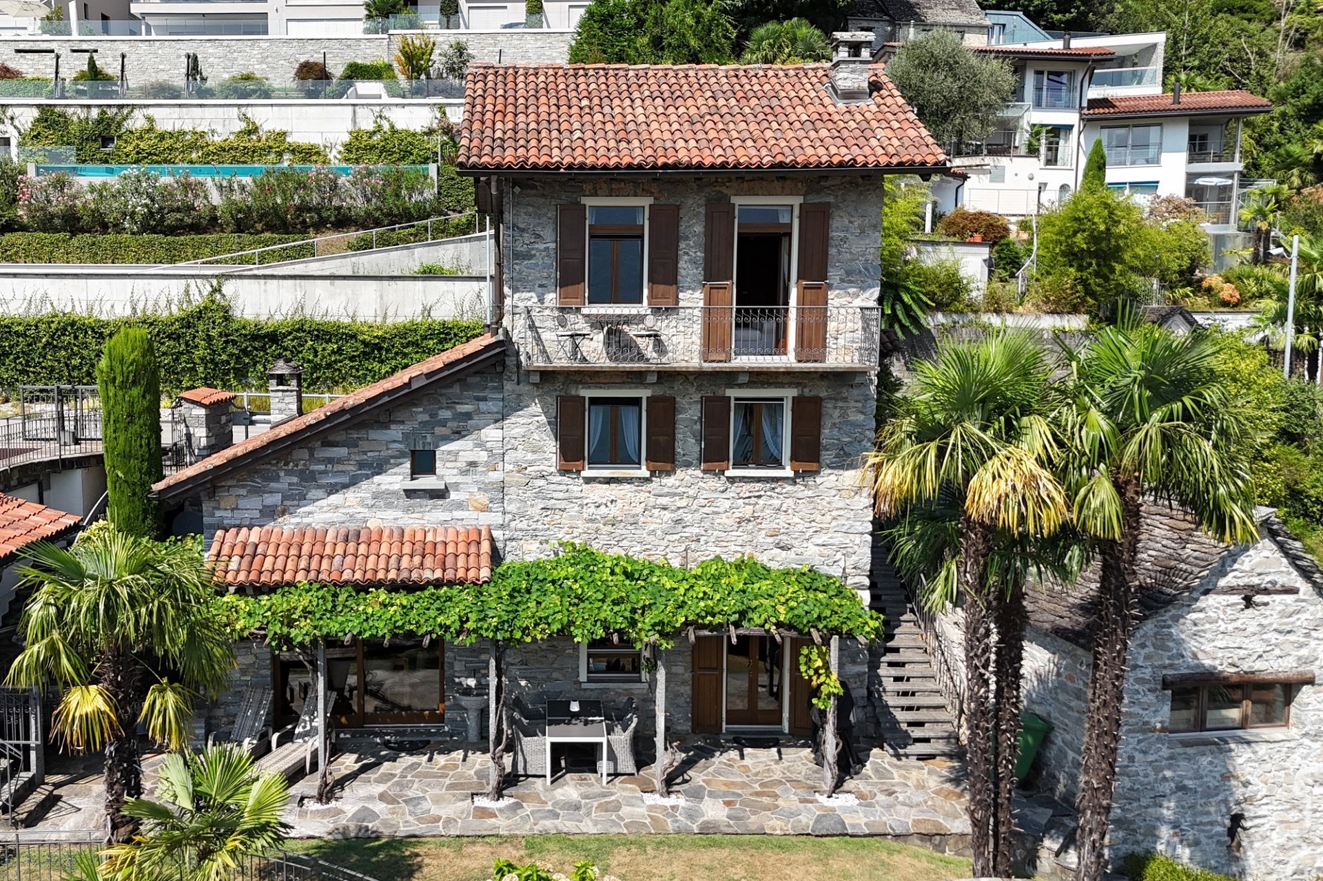 Mediterranes Steinhaus mit Terrakottadach