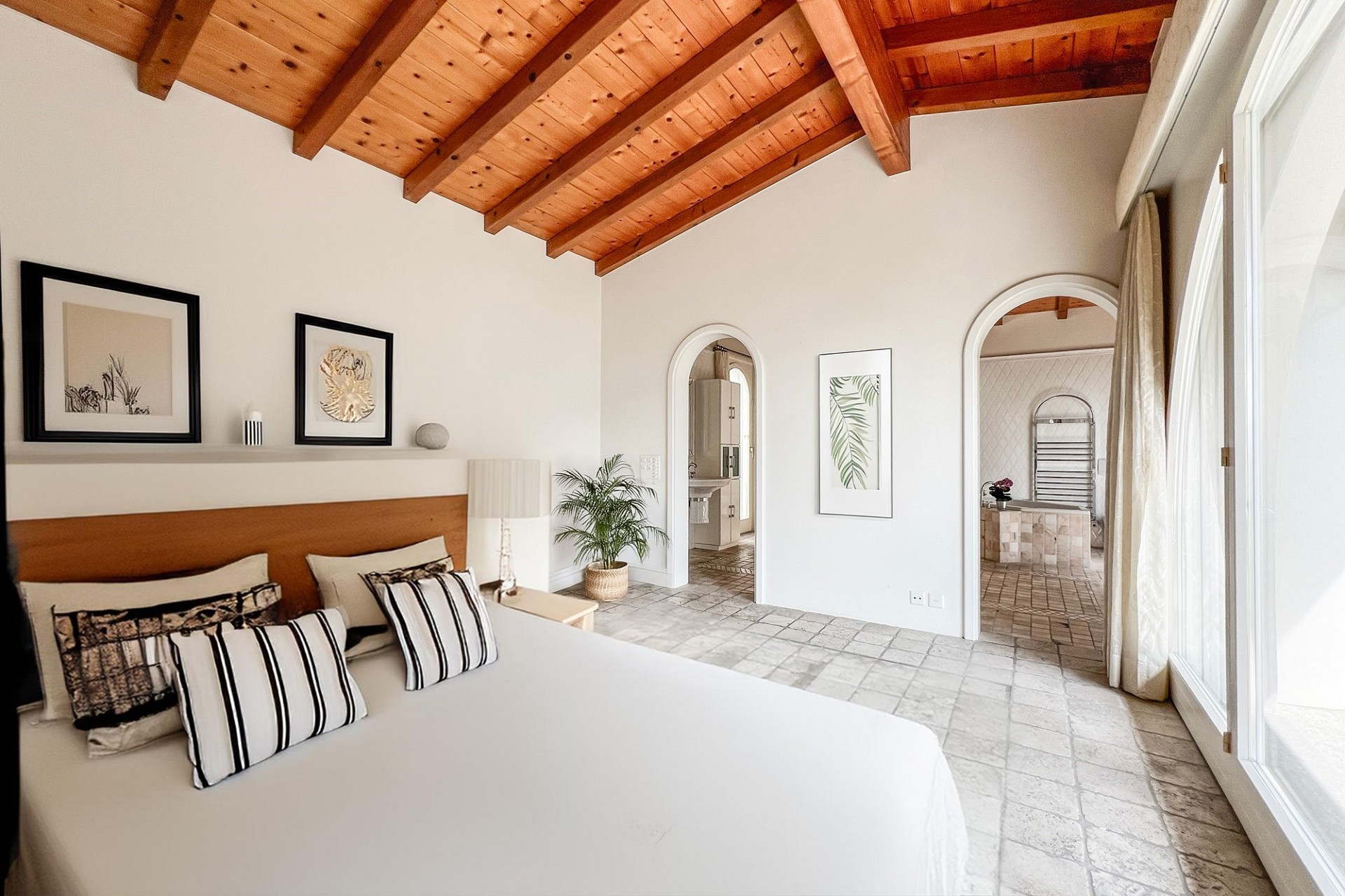Helles Schlafzimmer mit Holzbalkendecke