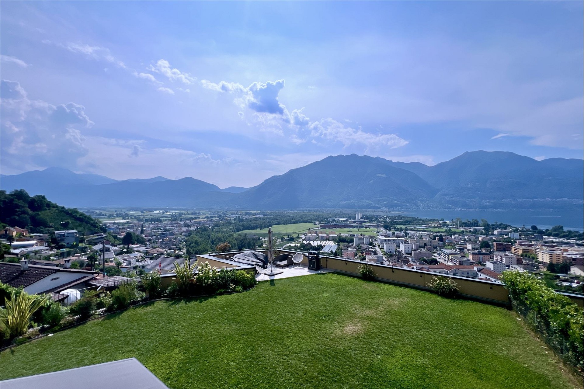 Panoramablick mit Garten und Bergen