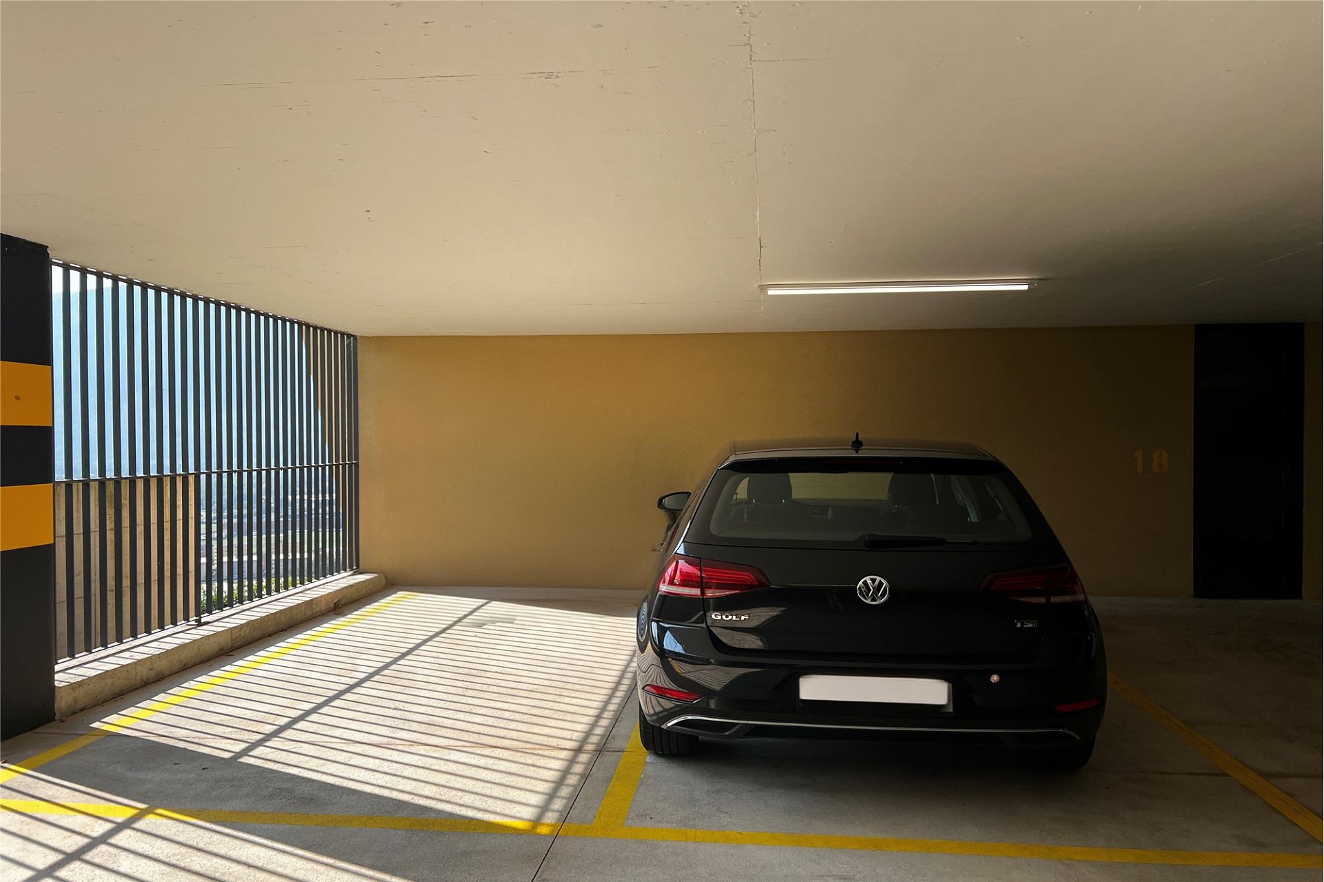 Tiefgaragenstellplatz mit Fahrzeug