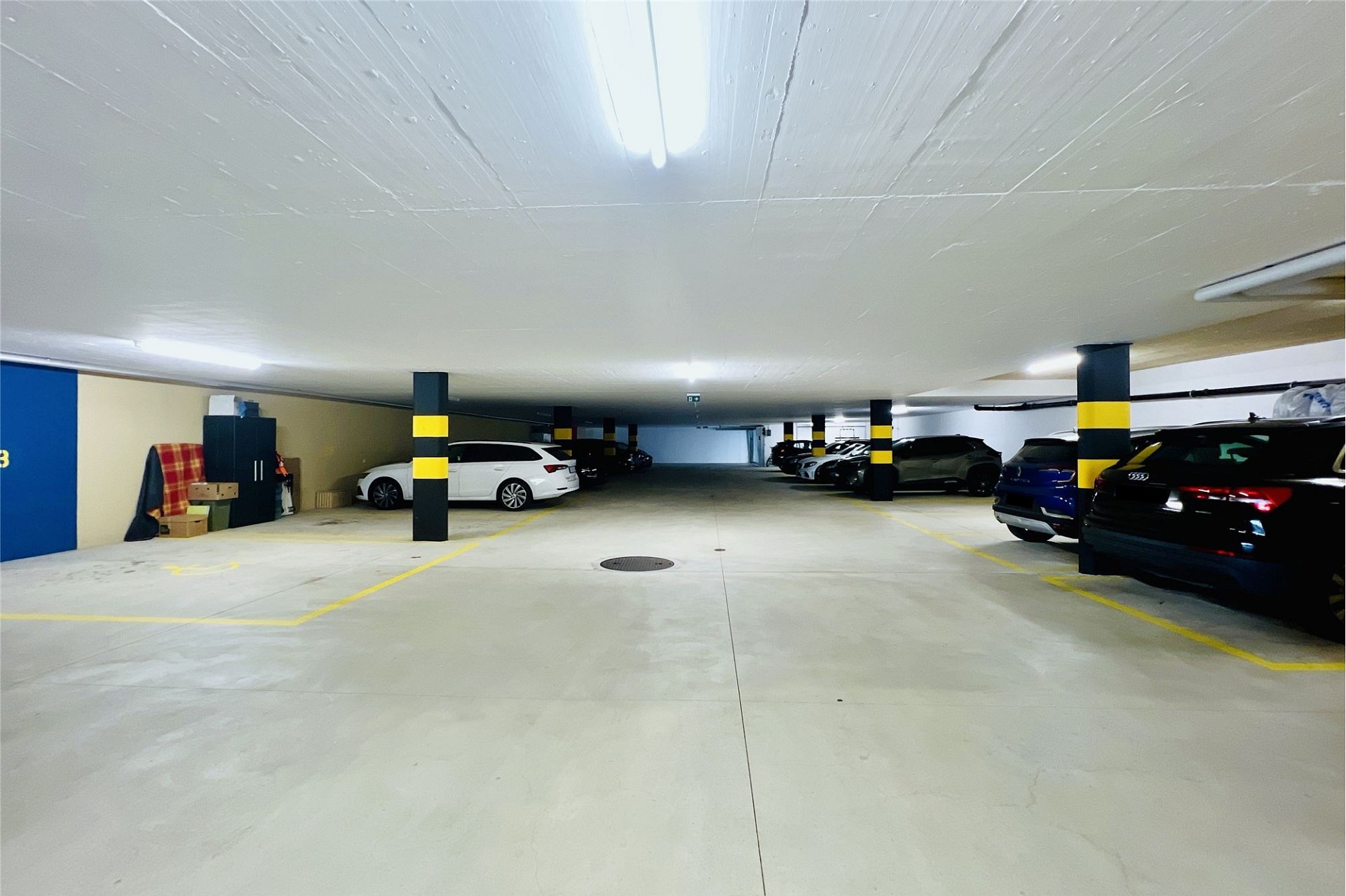 Tiefgarage mit geparkten Fahrzeugen
