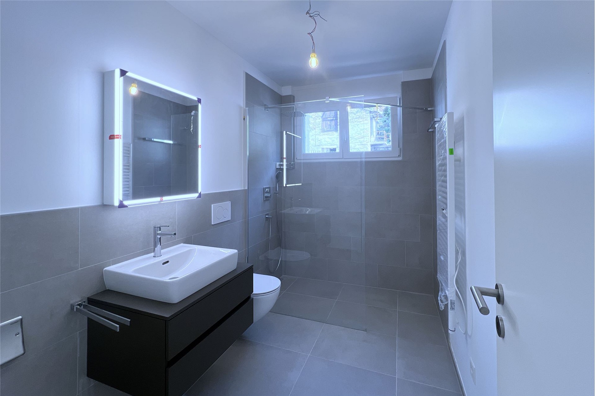 Modernes Badezimmer mit Walk-in-Dusche