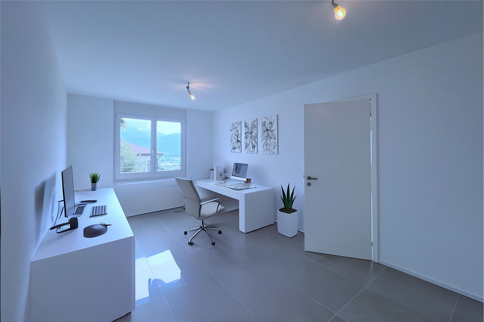 Helles Arbeitszimmer mit minimalistischer Einrichtung