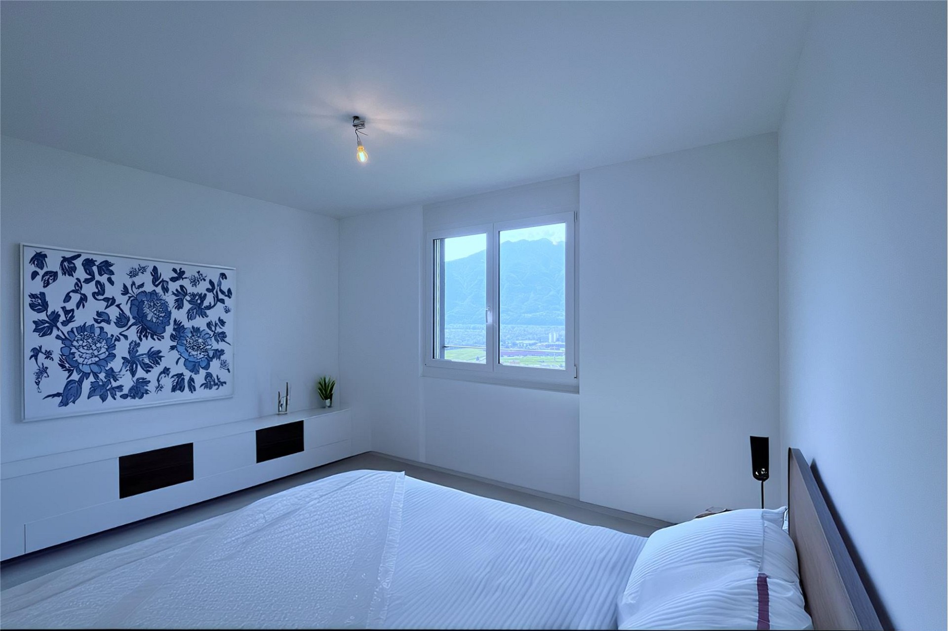 Helles Schlafzimmer mit Bergblick