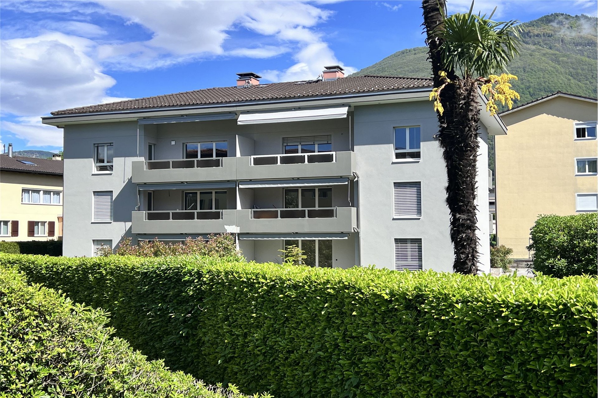 Mehrfamilienhaus mit Balkon und Bergblick