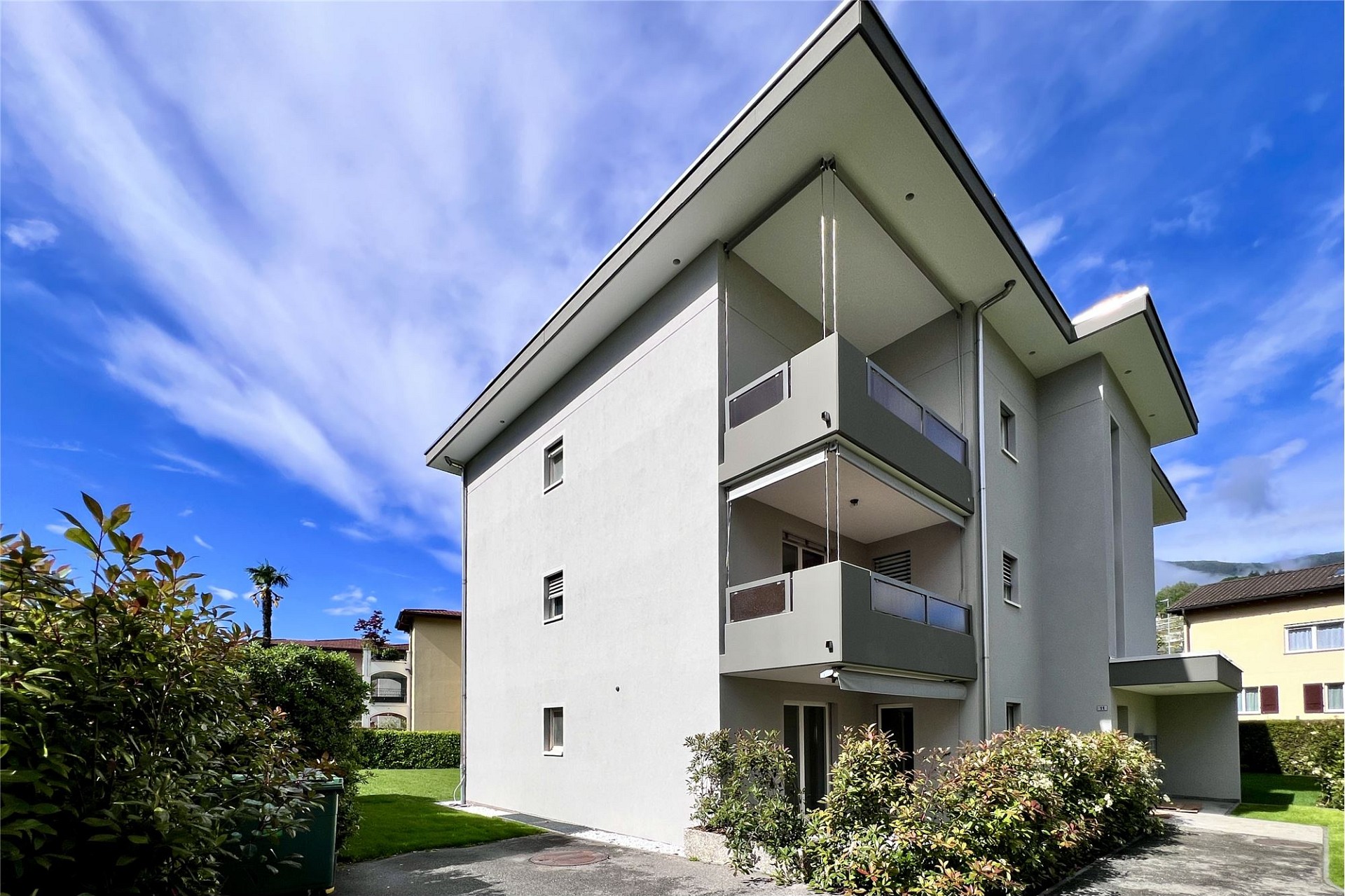 Modernes Wohnhaus mit Balkonansicht
