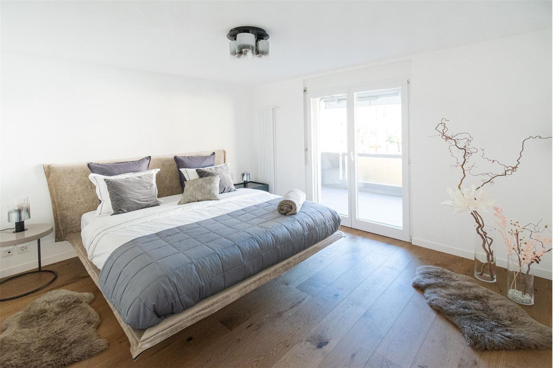 Helles Schlafzimmer mit Balkonzugang