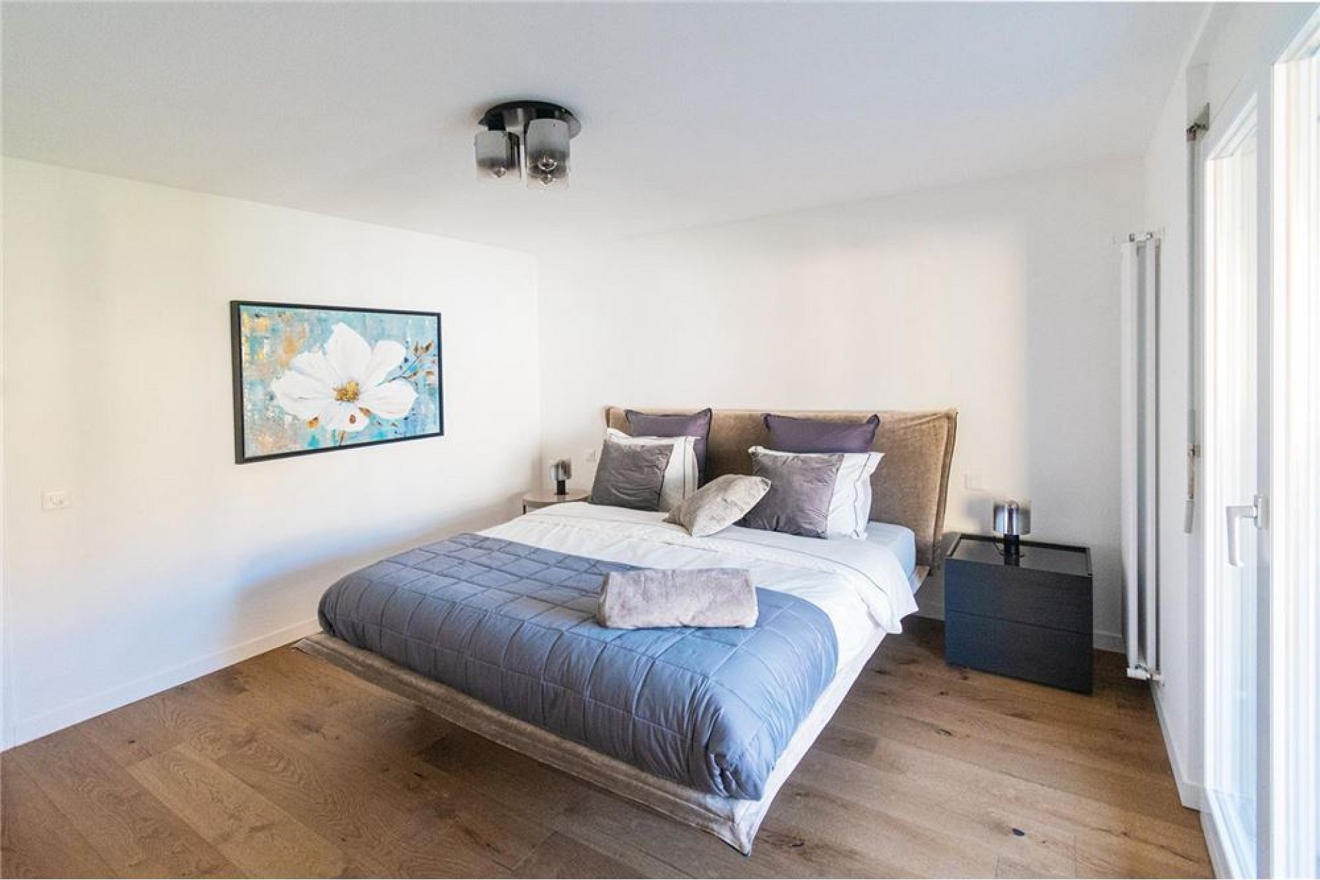 Modernes Schlafzimmer mit Doppelbett