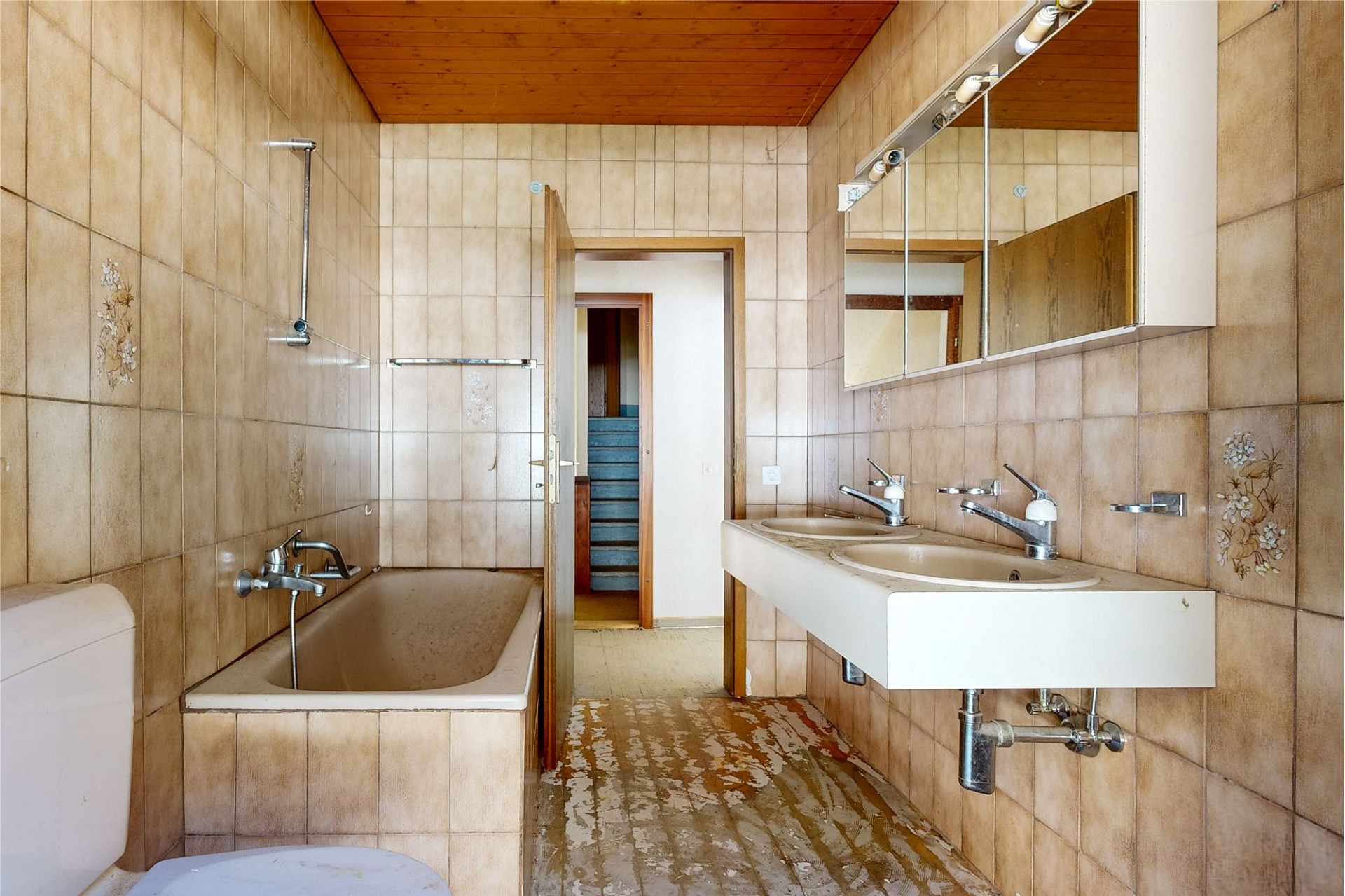 Veraltetes Badezimmer mit Badewanne und Doppelwaschtisch