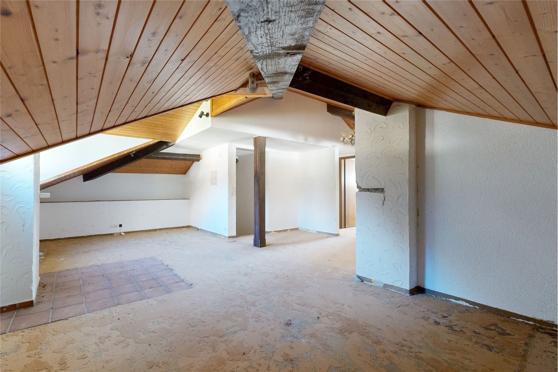 Ausgebauter Dachraum mit sichtbaren Holzbalken