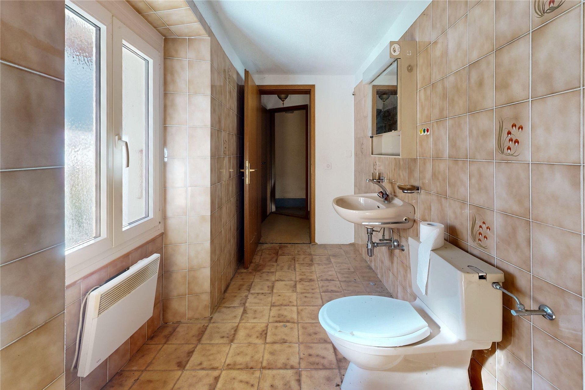 Schmales Badezimmer mit Toilette und Waschbecken