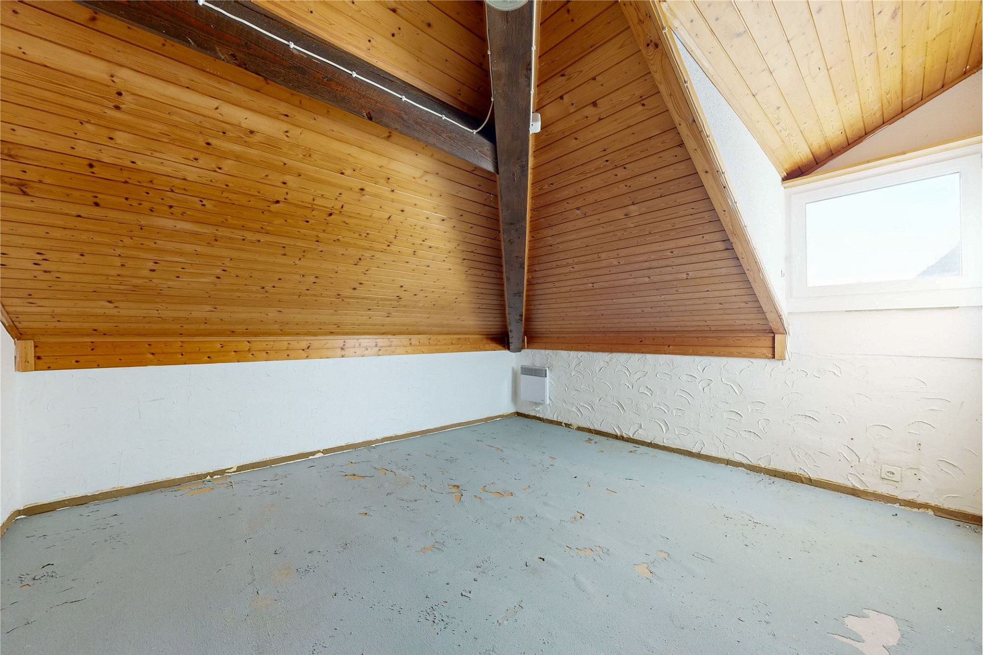 Dachzimmer mit Holzausbau