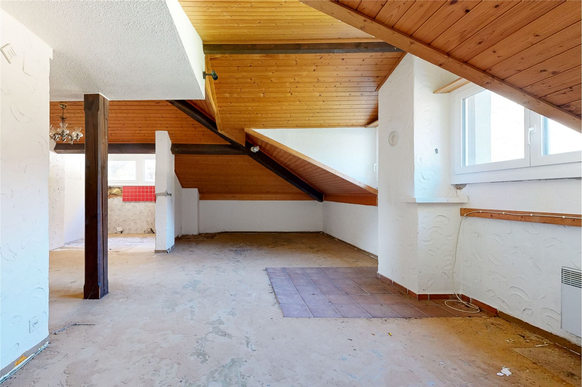 Ausgebauter Dachboden mit sichtbaren Holzbalken