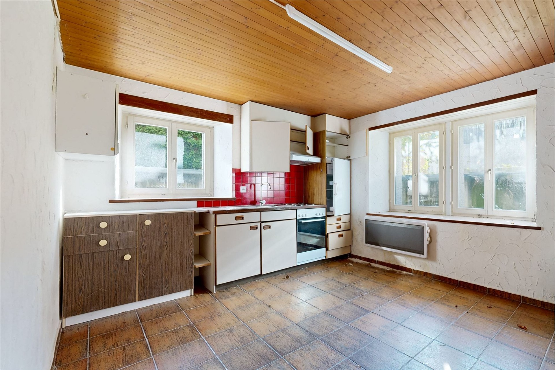 Renovierungsbedürftige Küche mit Holzdecke