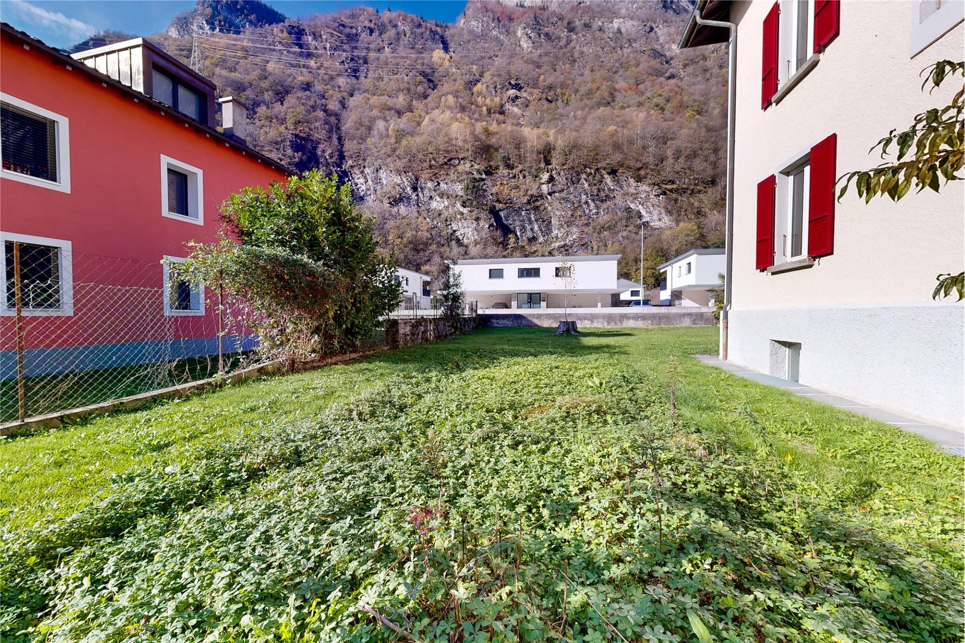 Hofanlage mit Bergkulisse