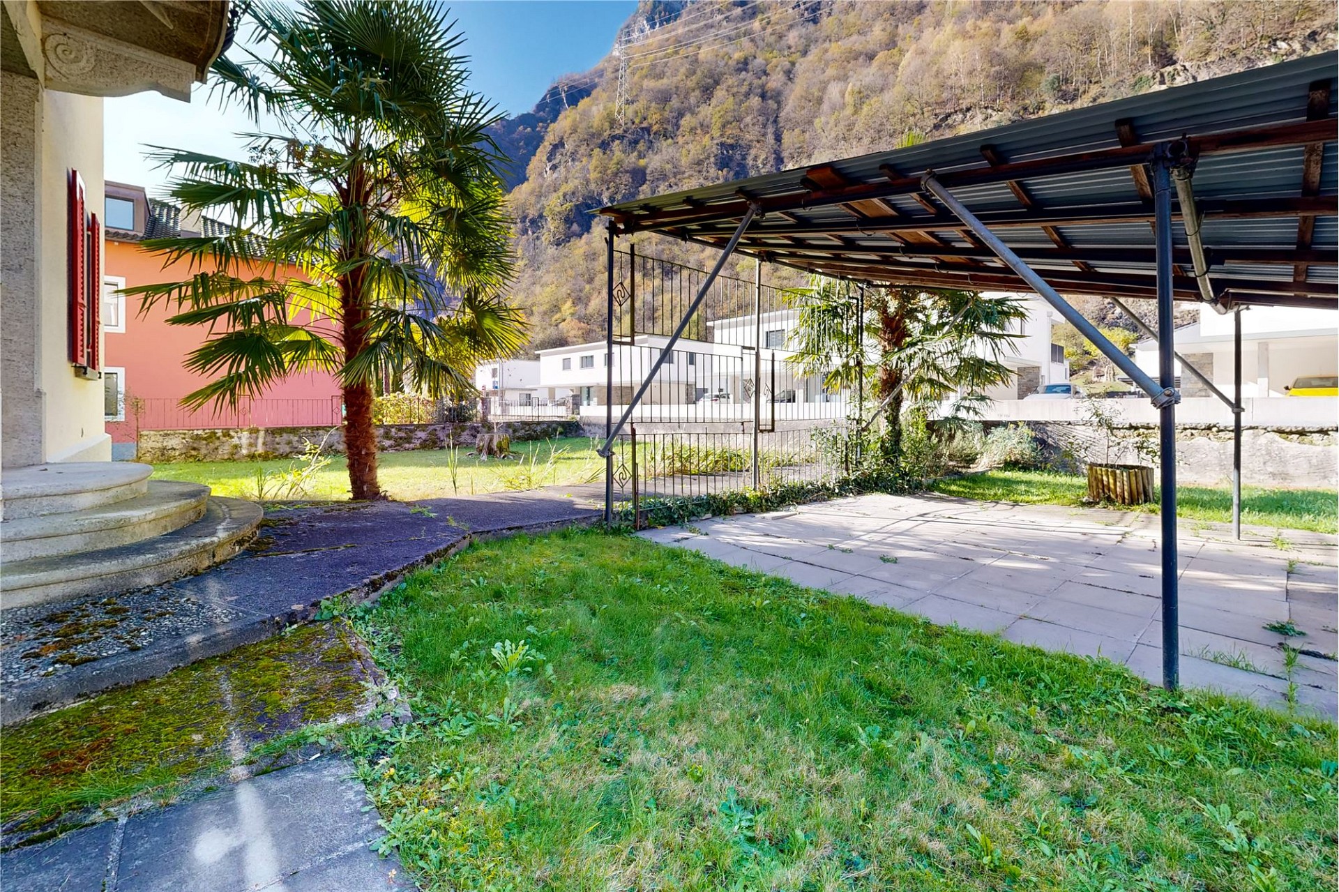 Außenbereich mit Garten, Carport und Bergblick