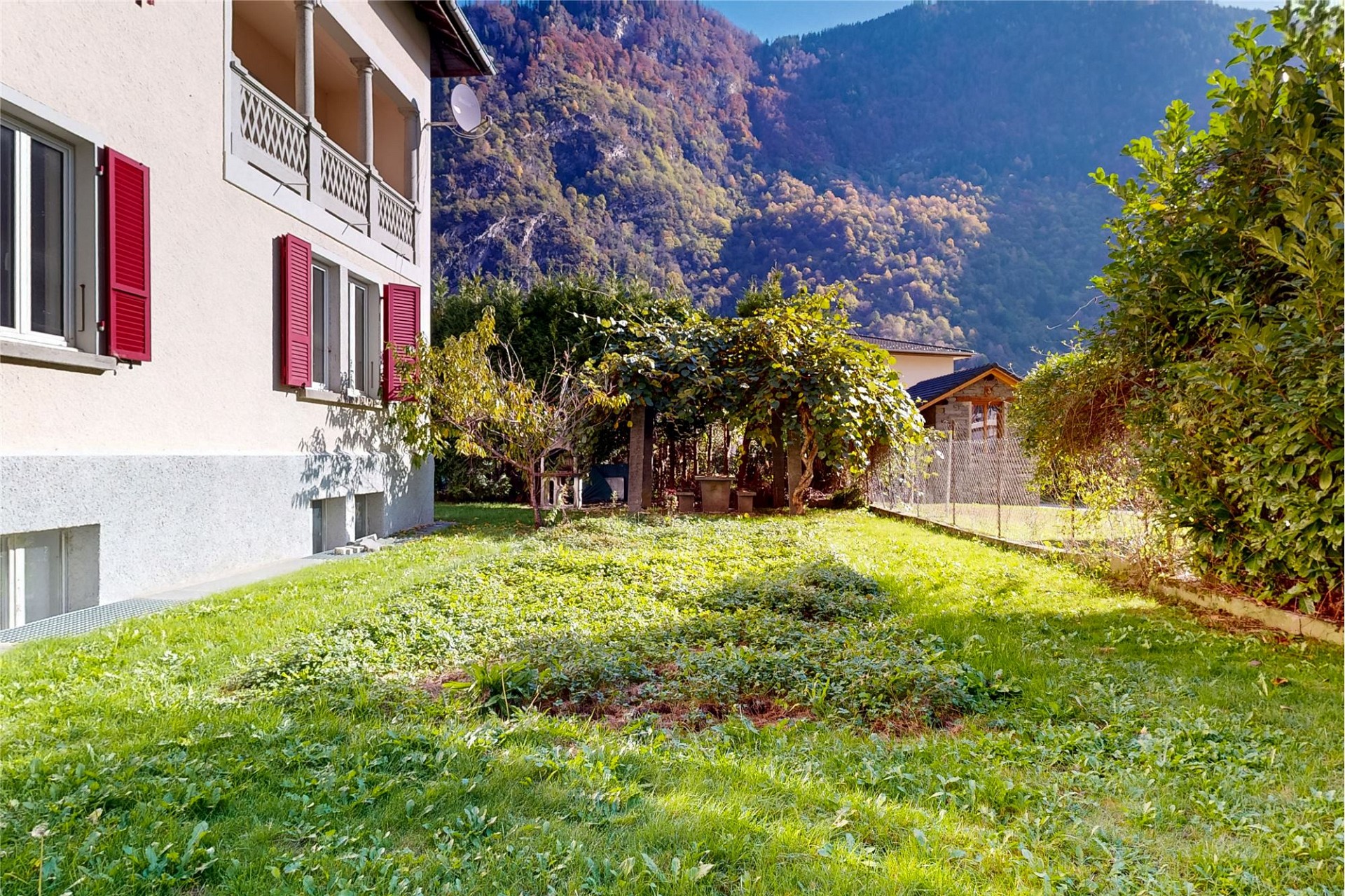 Haus mit Garten und Bergblick