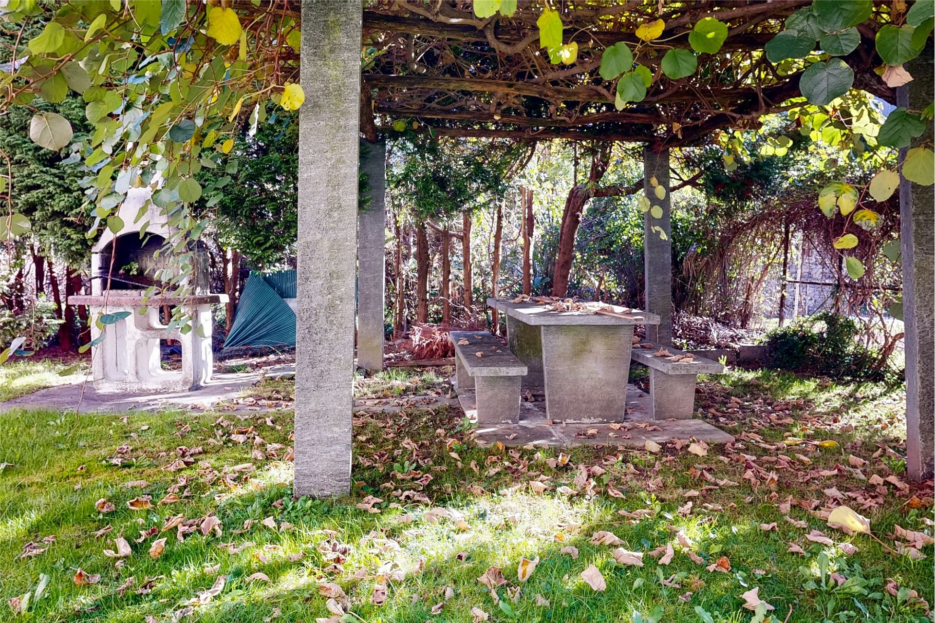 Gartenpavillon mit Steintisch