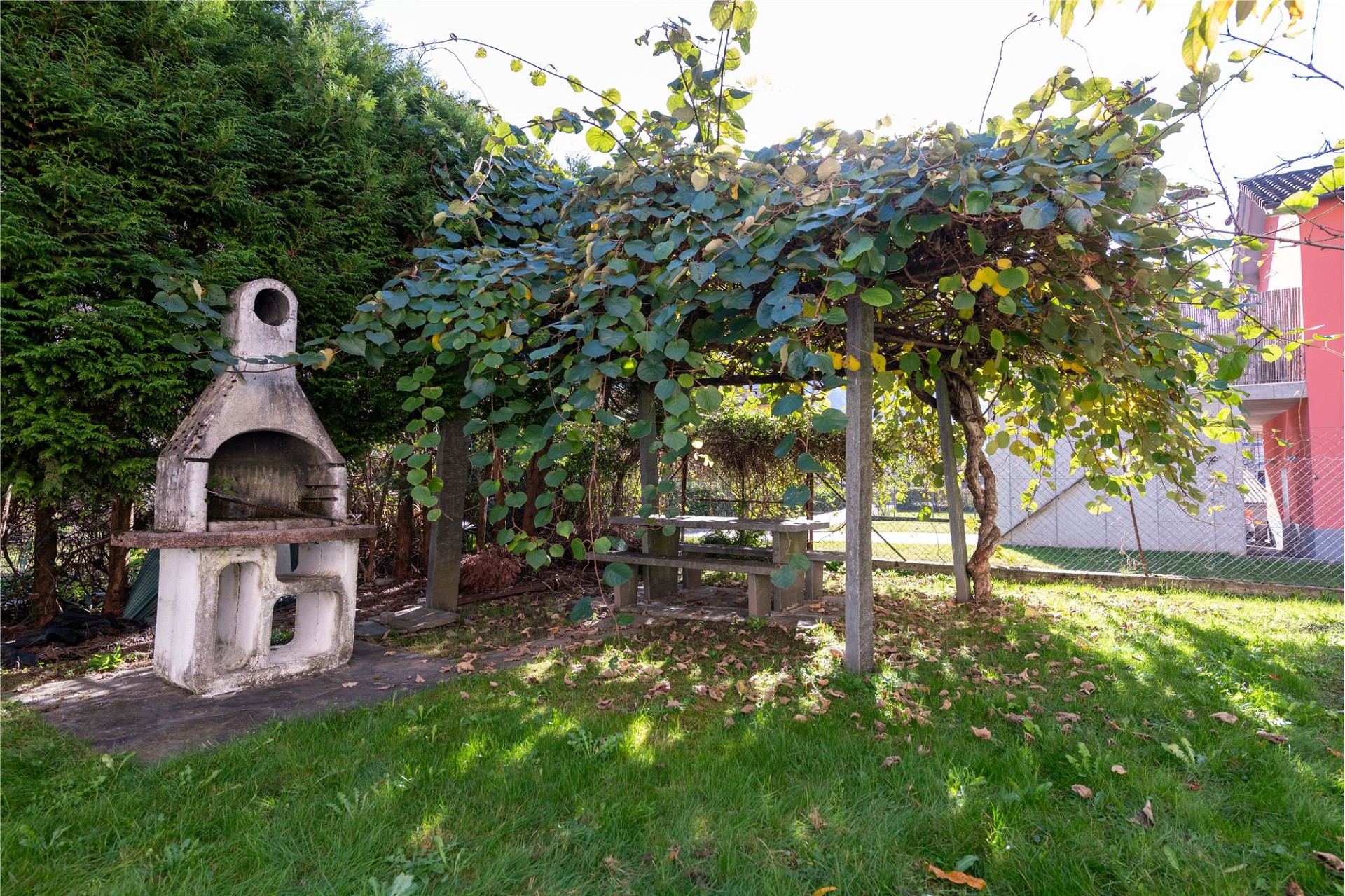 Garten mit Grillplatz und Pergola