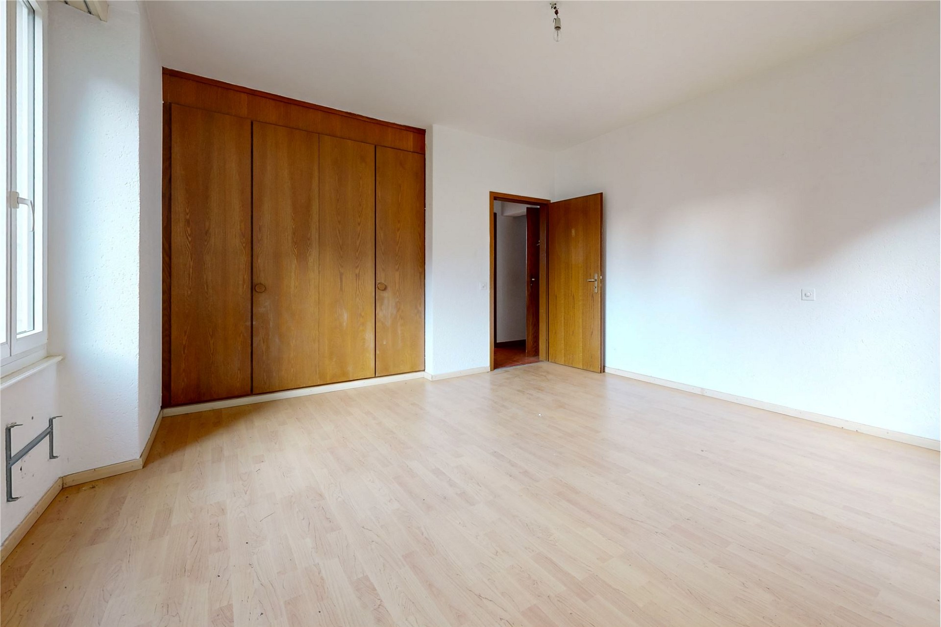 Heller leerer Raum mit Einbauschrank