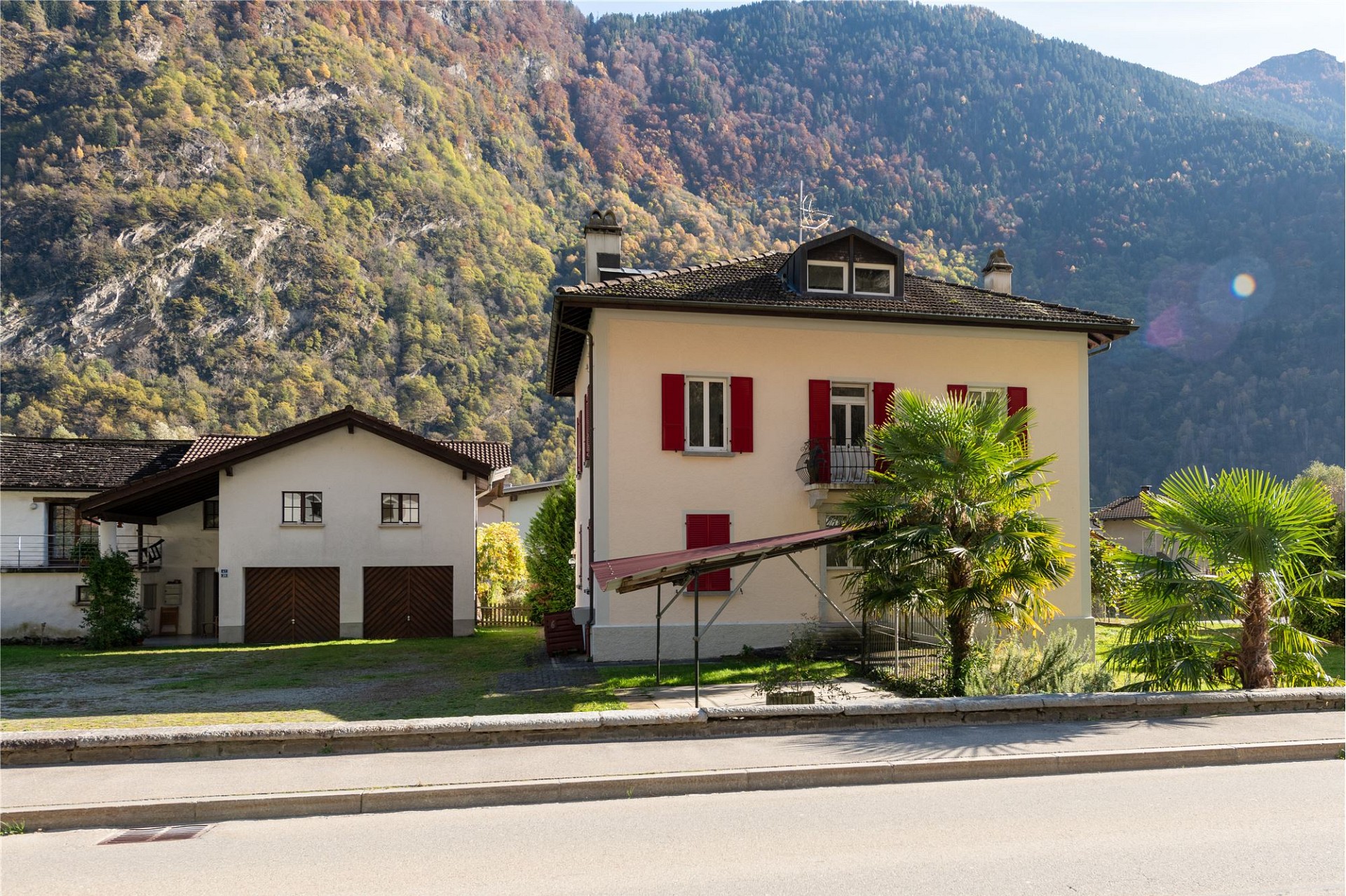 Alpenhaus mit Bergpanorama