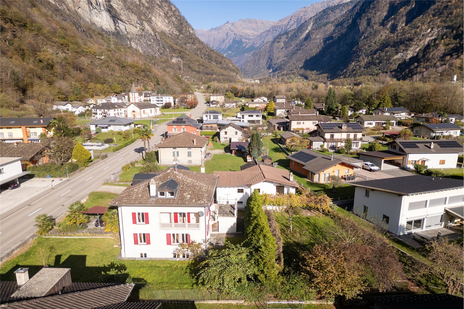 Luftaufnahme eines Wohnviertels im alpinen Tal