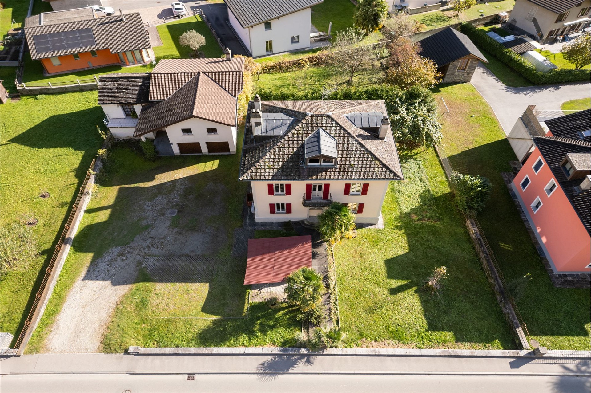 Luftaufnahme eines Wohnviertels mit Einfamilienhäusern