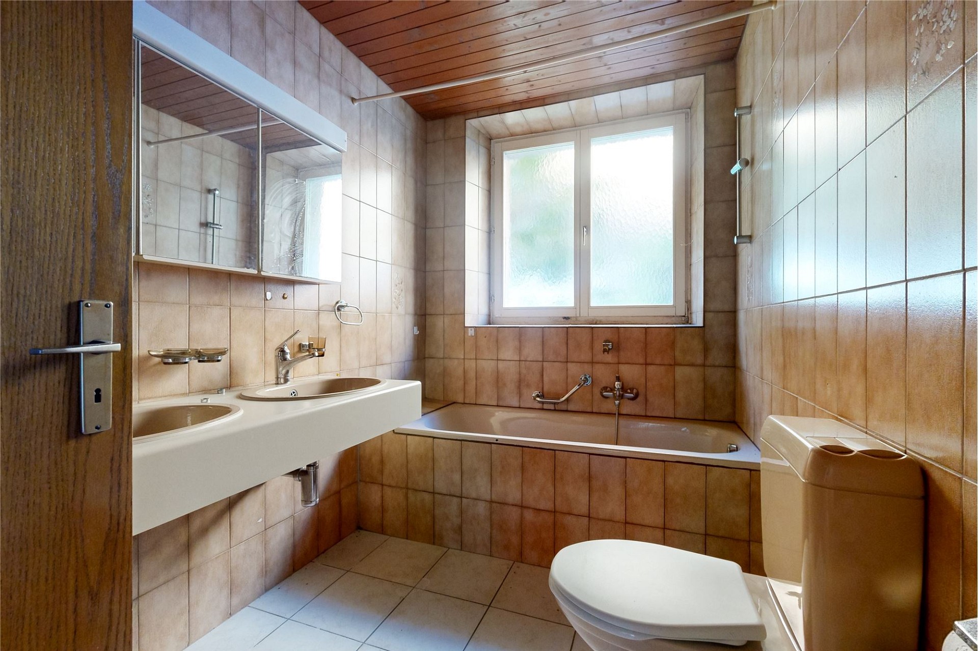 Badezimmer mit Badewanne und Dachverkleidung