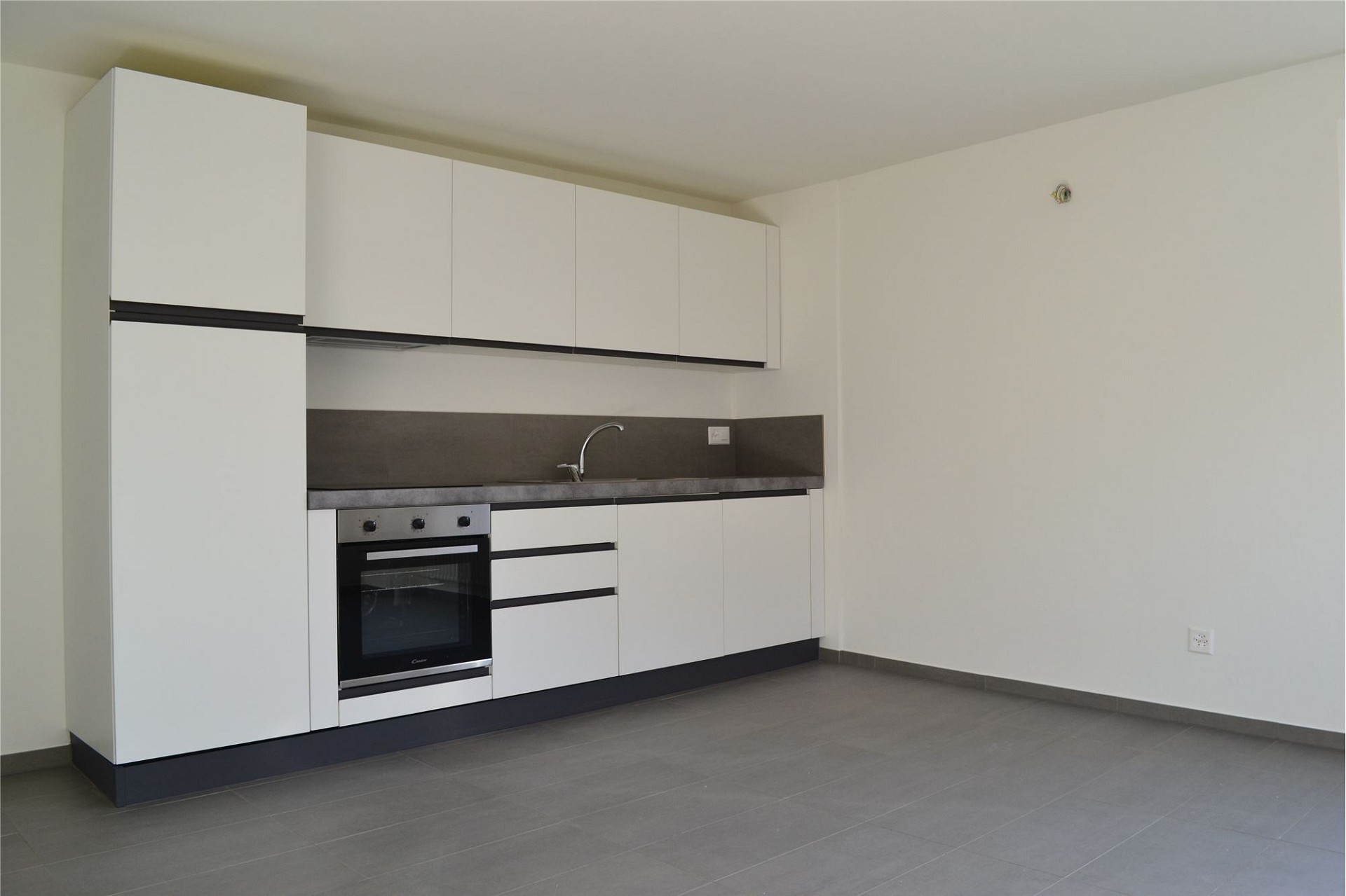 Moderne, leere Küche mit Einbauküche