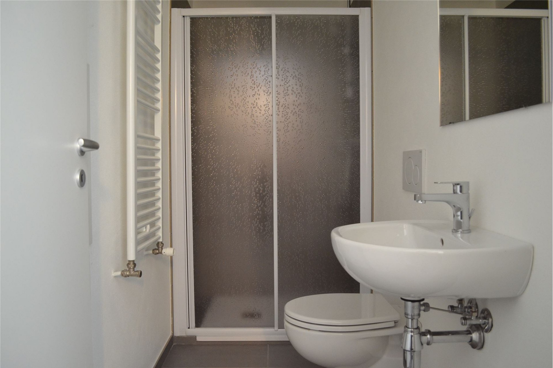 Kompaktes Badezimmer mit Dusche und Waschbecken