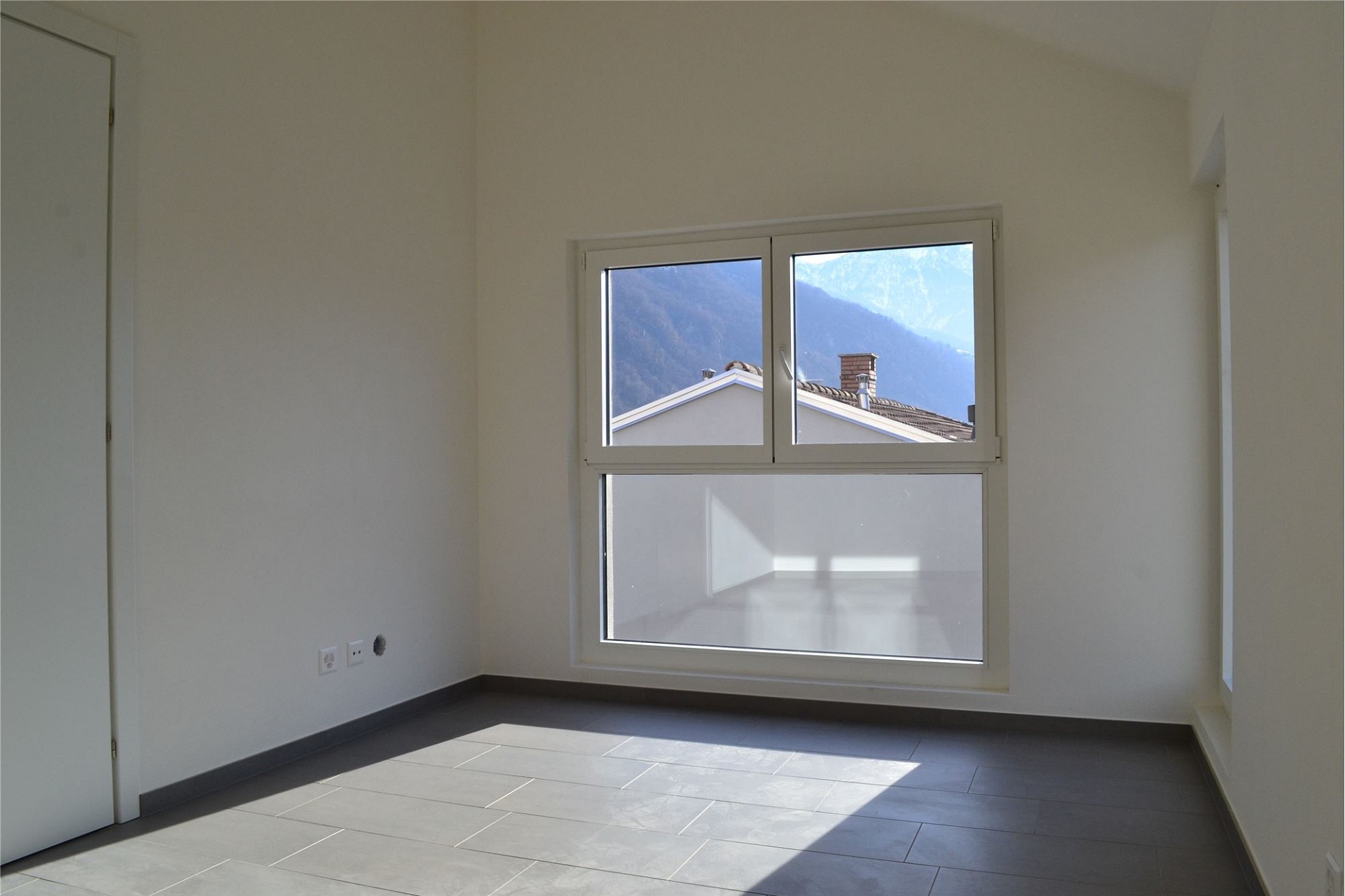 Leeres Zimmer mit Bergblick