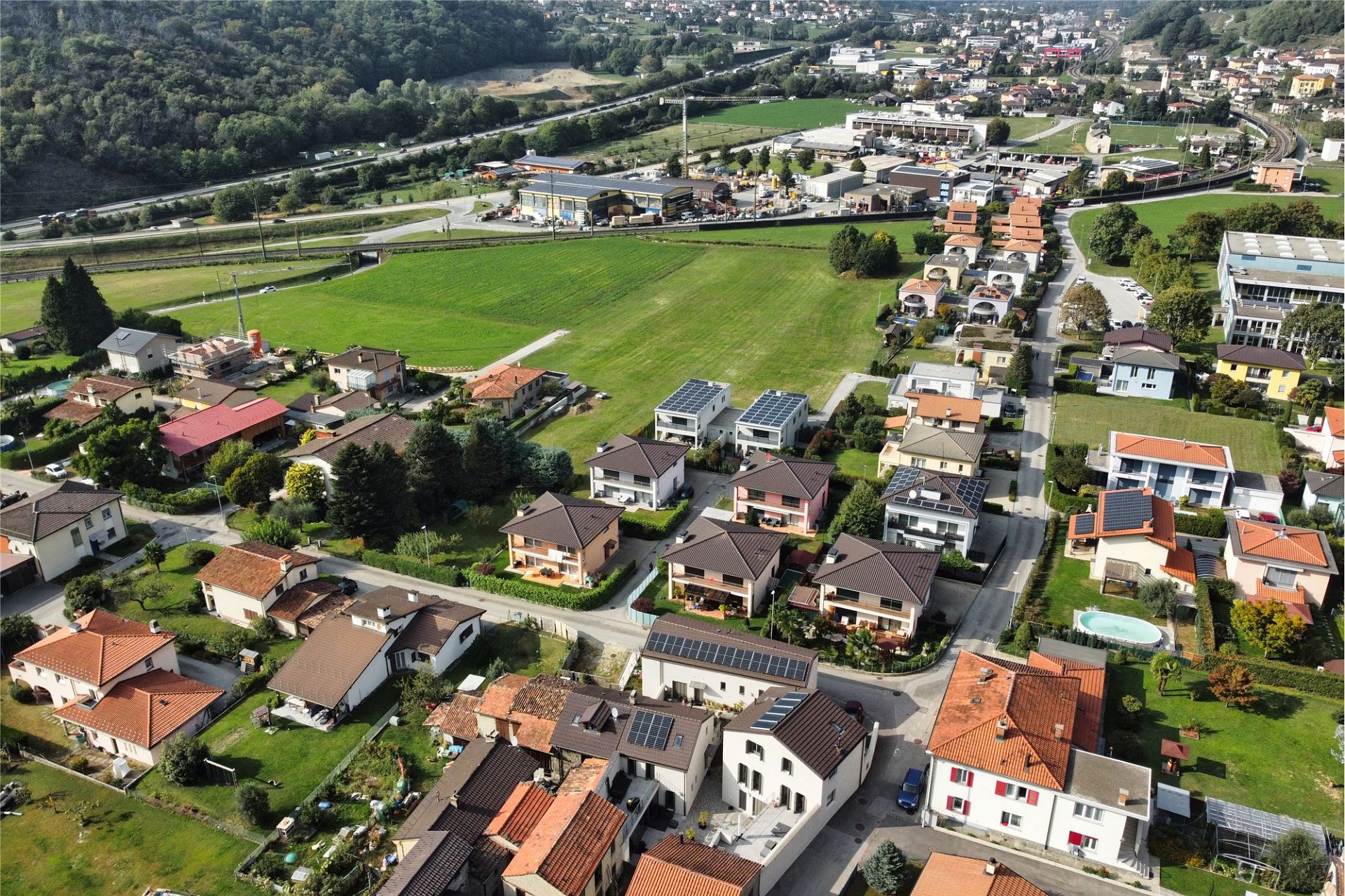 Luftaufnahme eines Wohngebiets mit Einfamilienhäusern