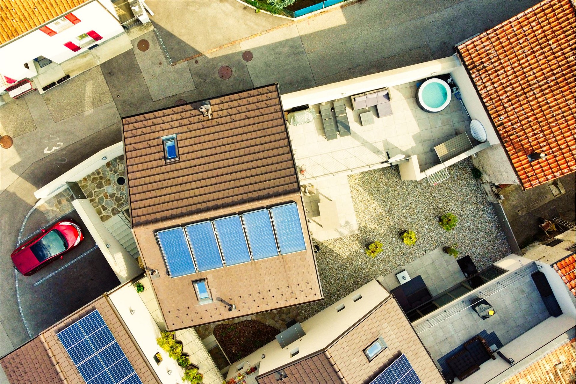Luftaufnahme eines Wohnquartiers mit begrünten Dächern und Dachterrassen