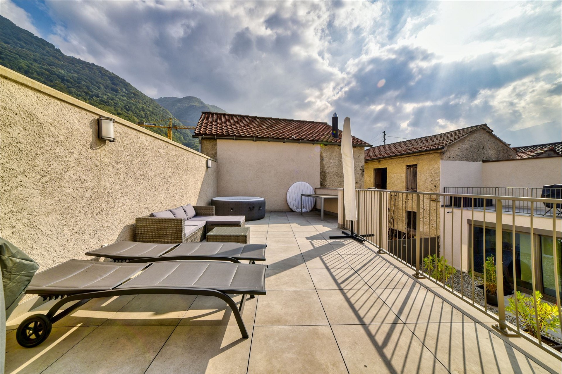 Terrasse mit Liegen und Bergblick