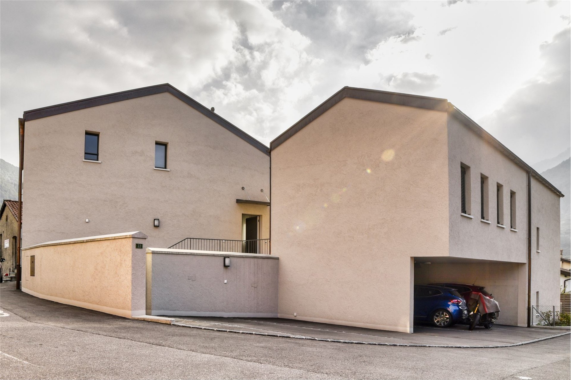 Modernes Wohnhaus mit Doppelgiebel und Garage