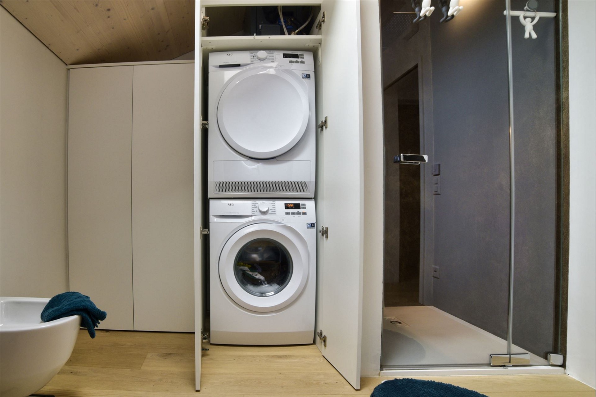 Badezimmer mit Hauswirtschaftsbereich