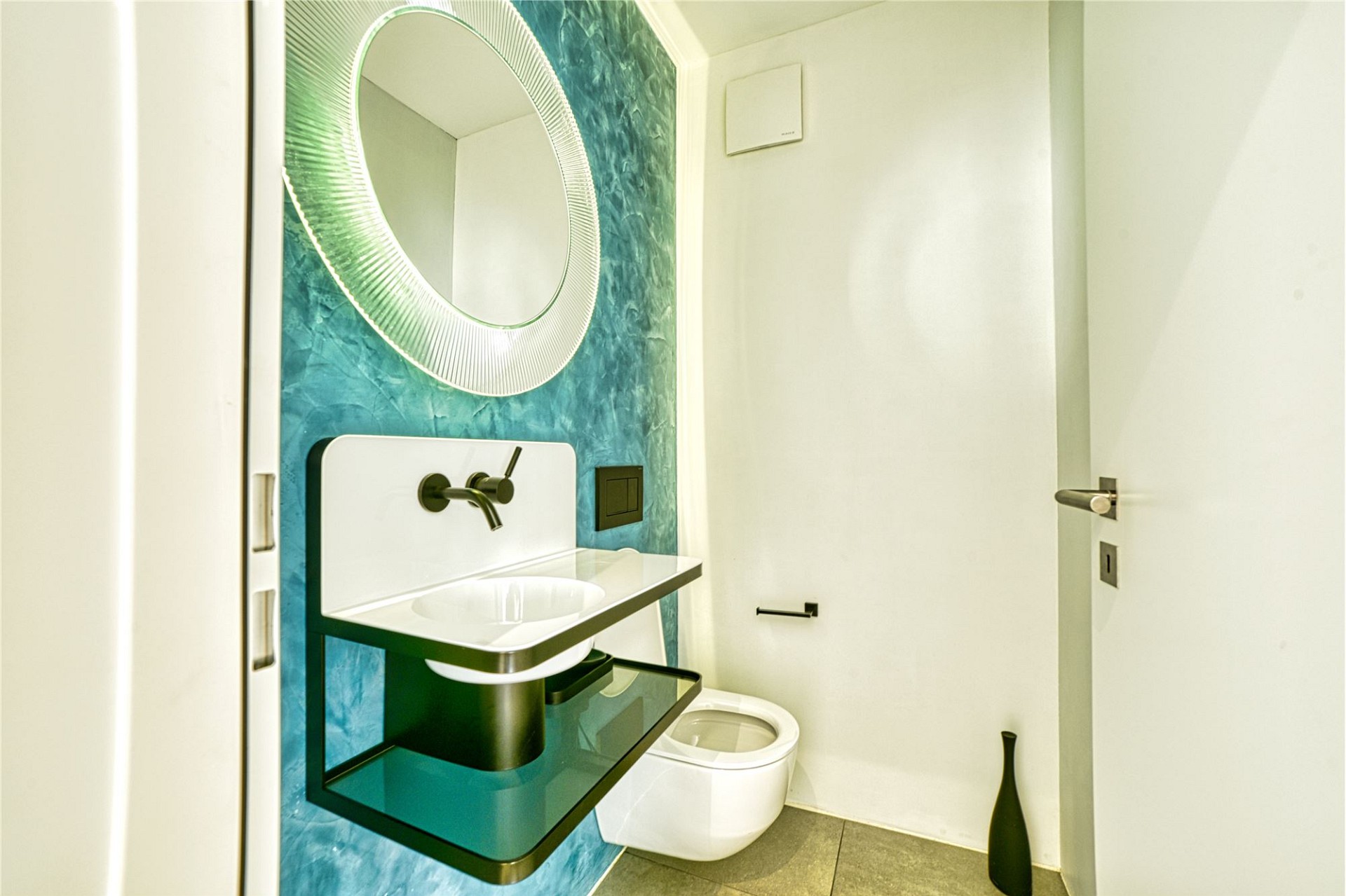 Modernes Gäste-WC mit Designwaschtisch
