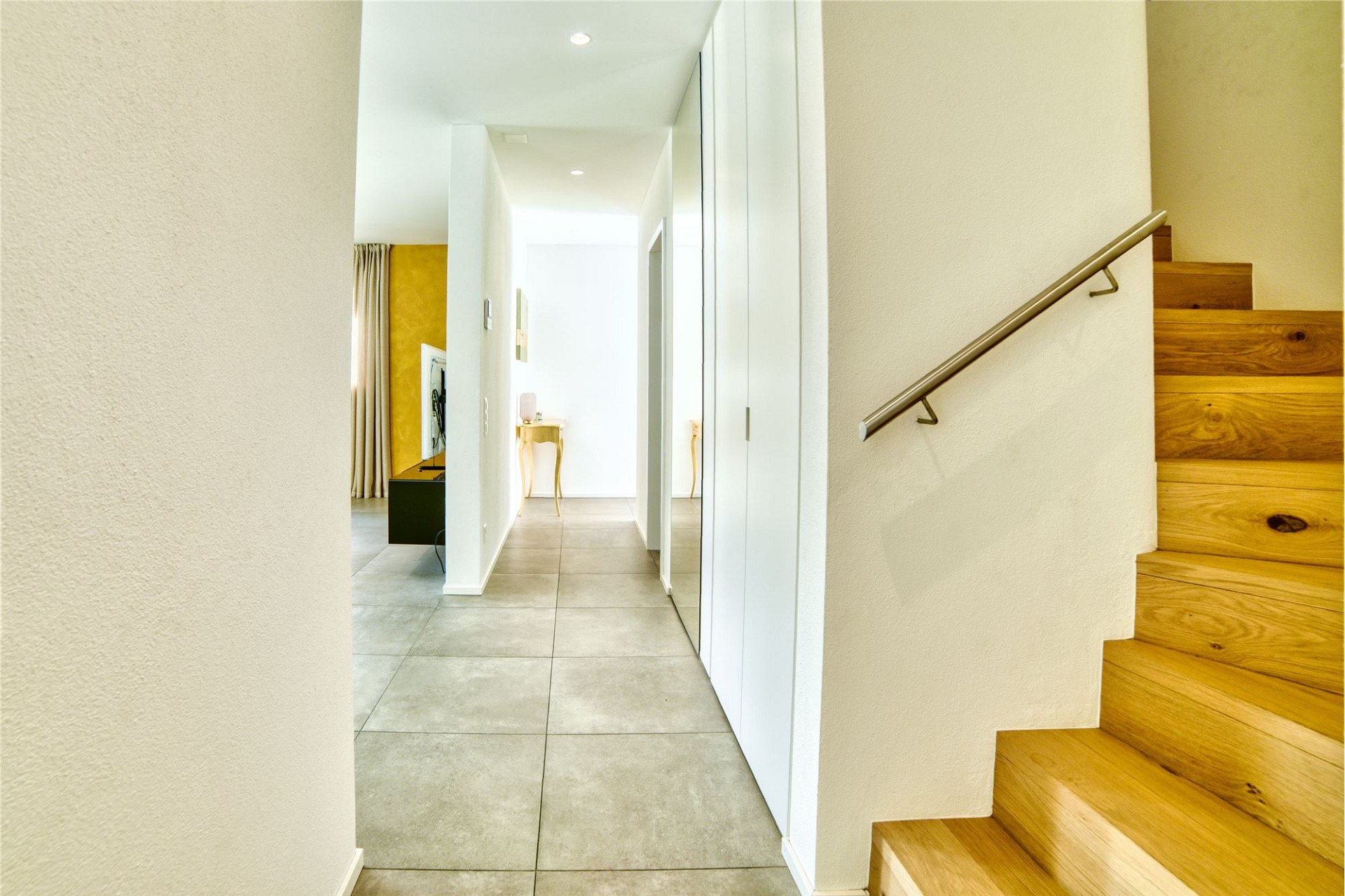 Moderner Flur mit Treppe