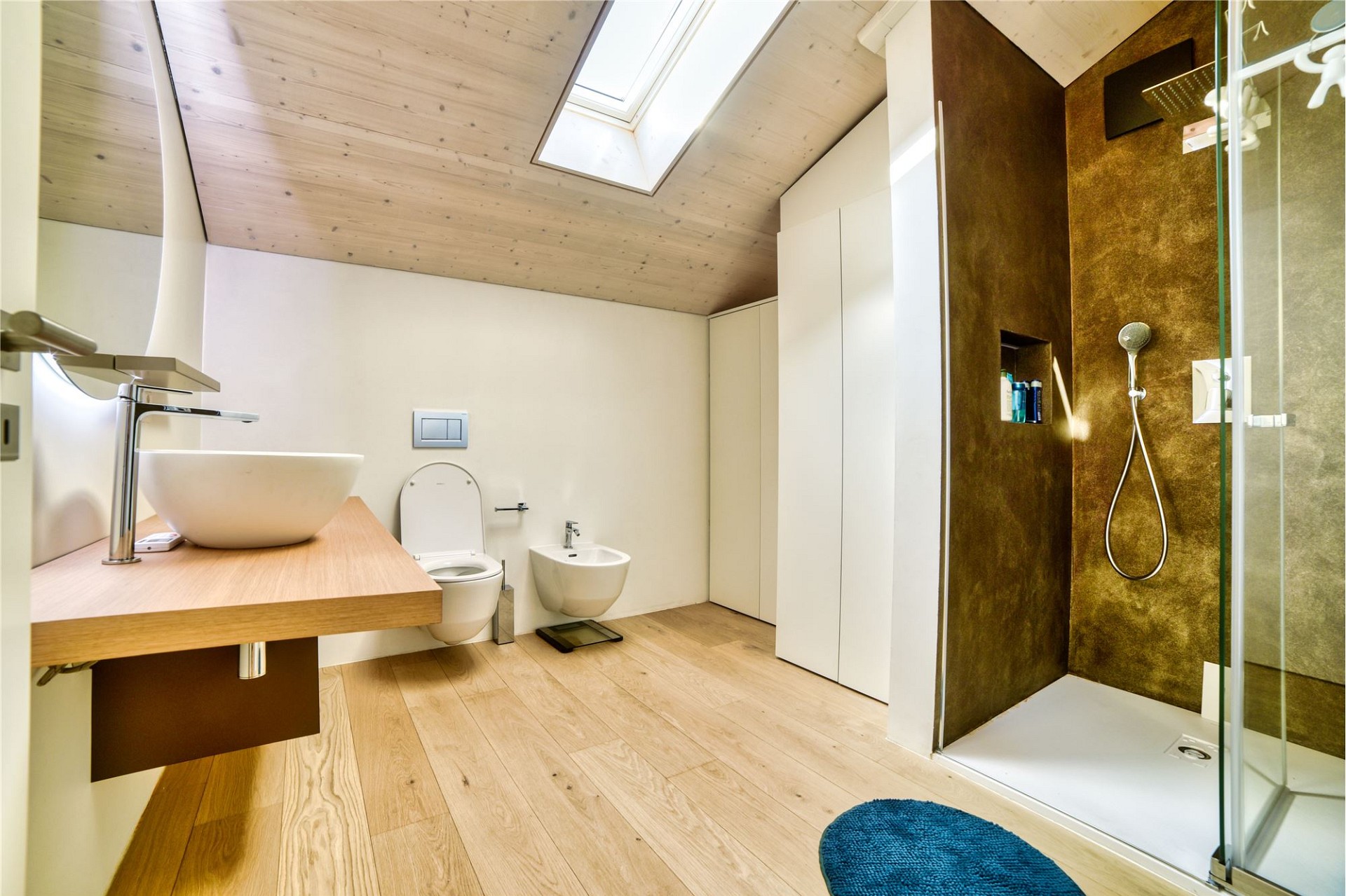 Modernes Badezimmer mit Dachschräge