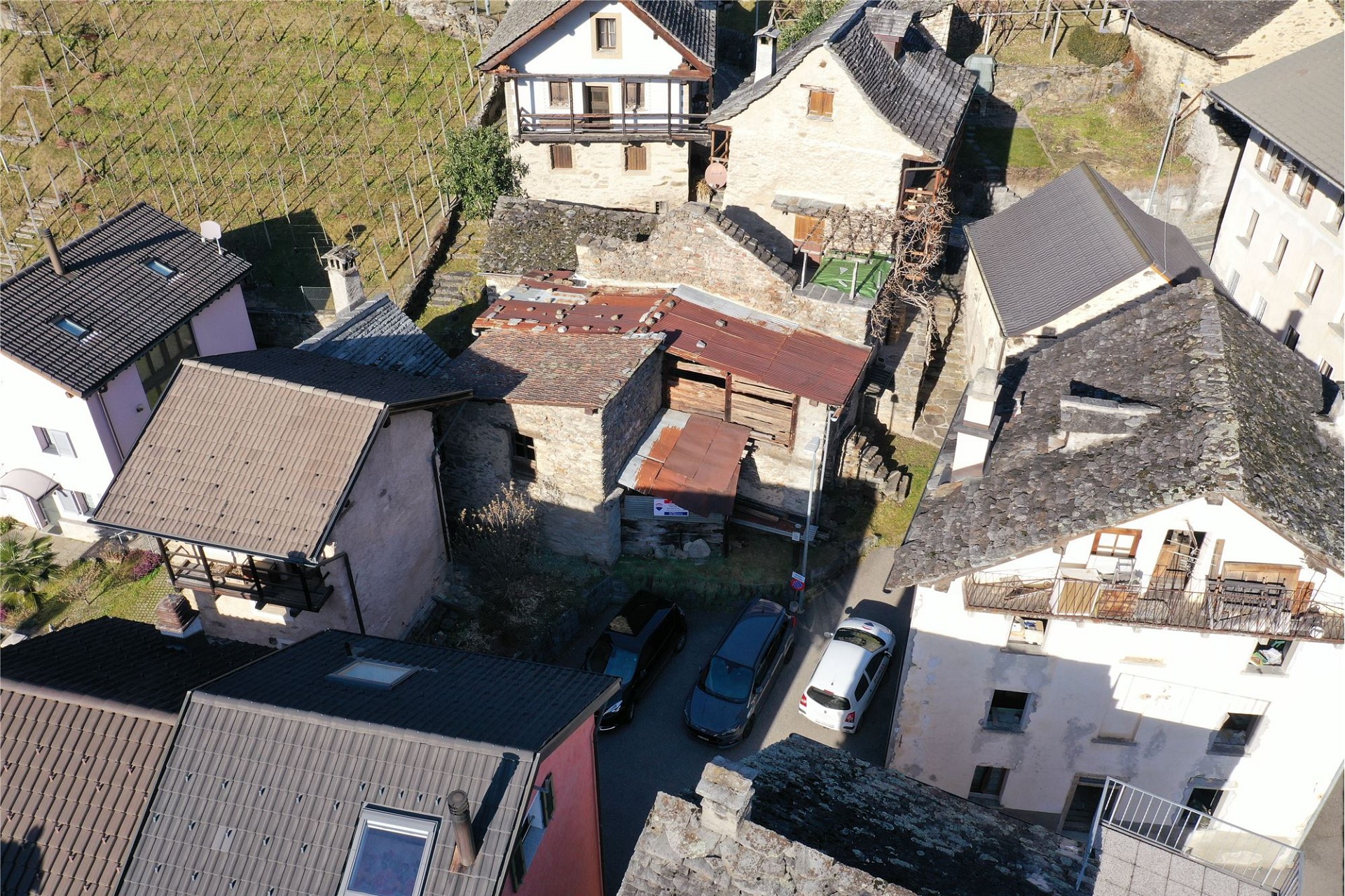 Luftaufnahme eines Dorf-/Siedlungsensembles