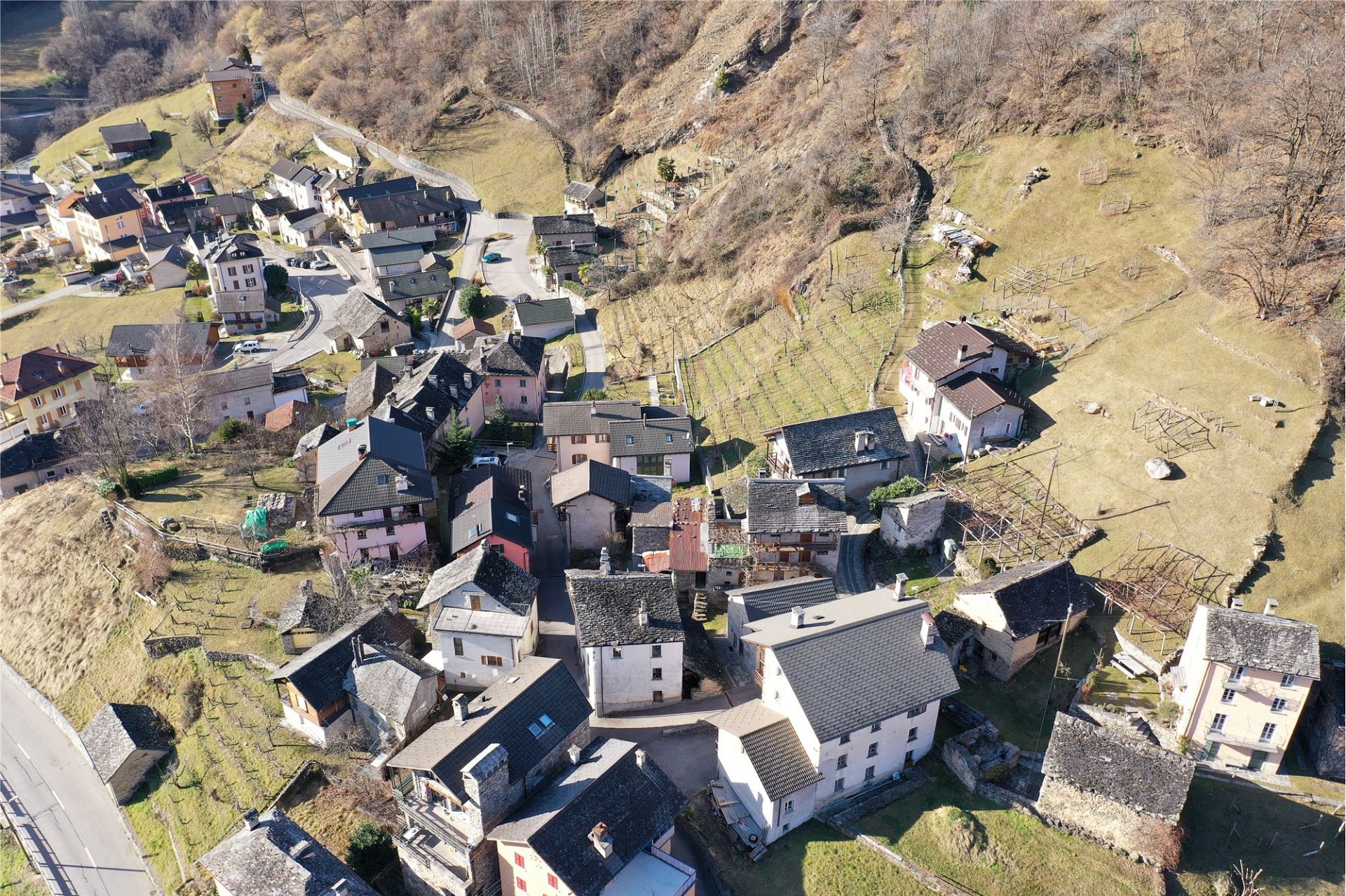 Luftaufnahme eines Bergdorfes