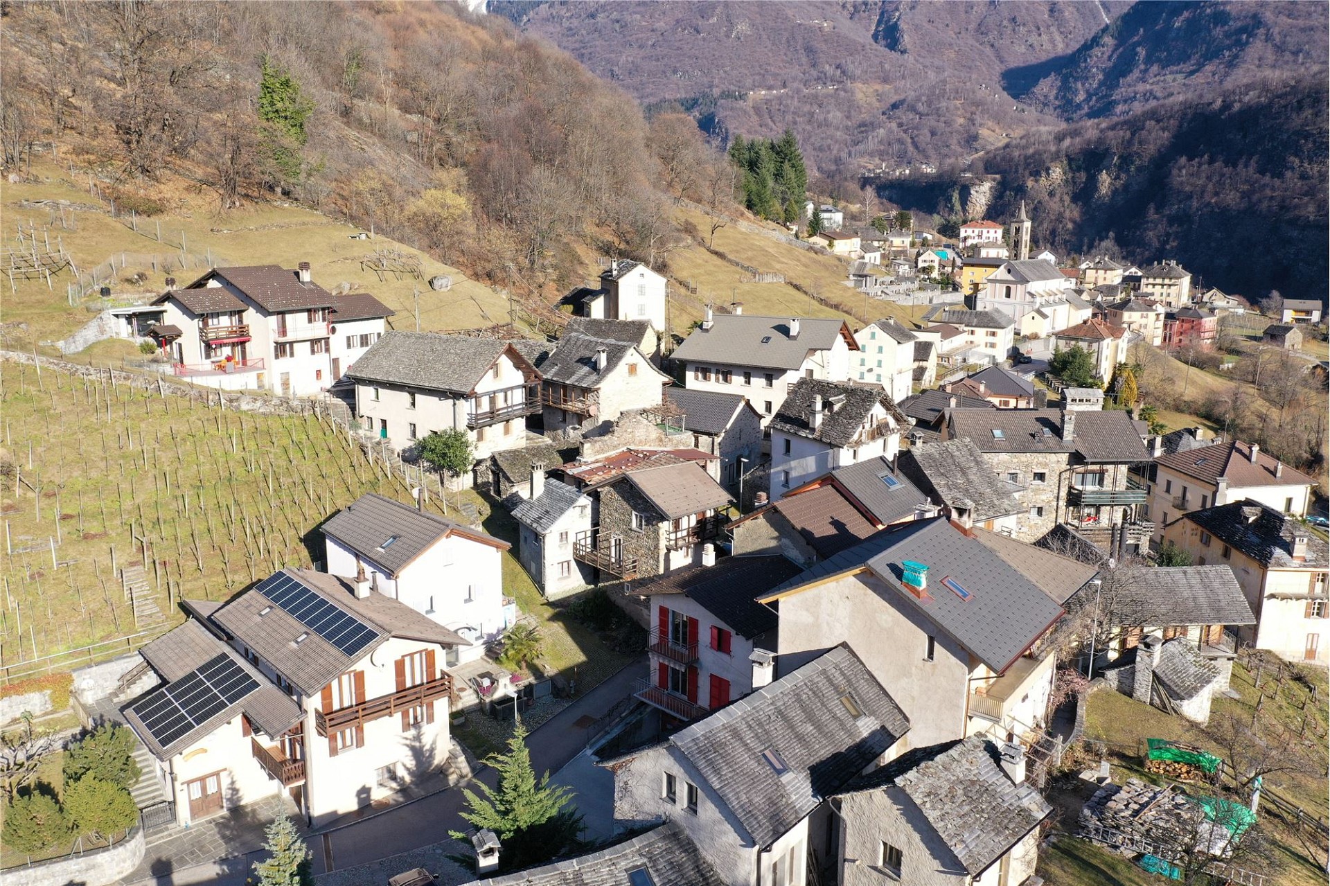 Drohnenaufnahme eines alpinen Dorfes