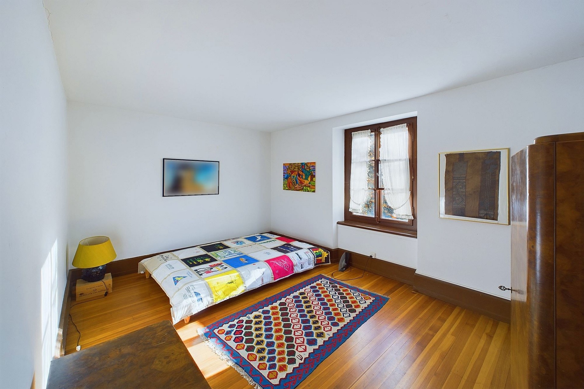 Helles Schlafzimmer mit Holzboden und Einzelbett