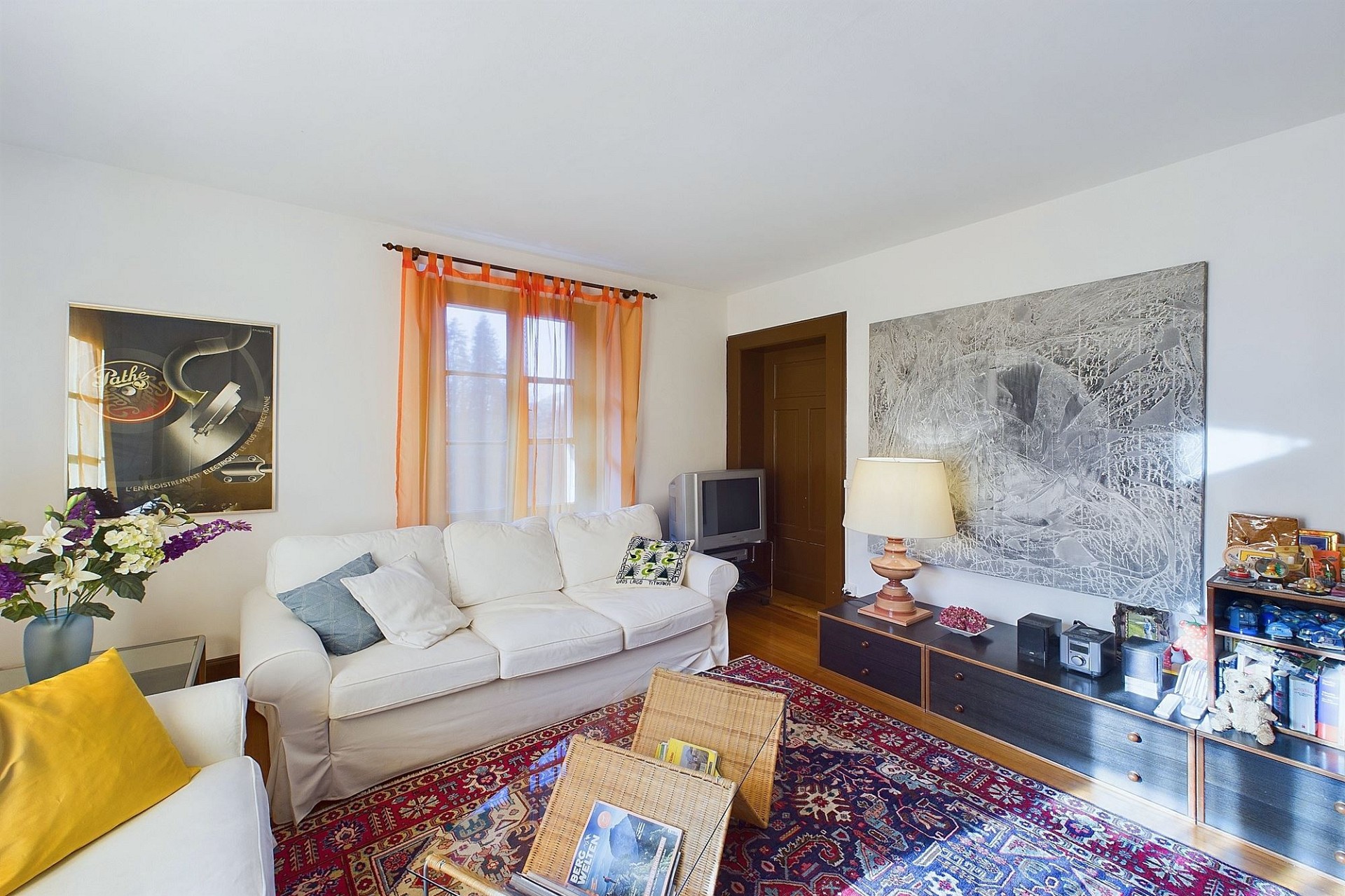 Wohnzimmer mit heller Einrichtung