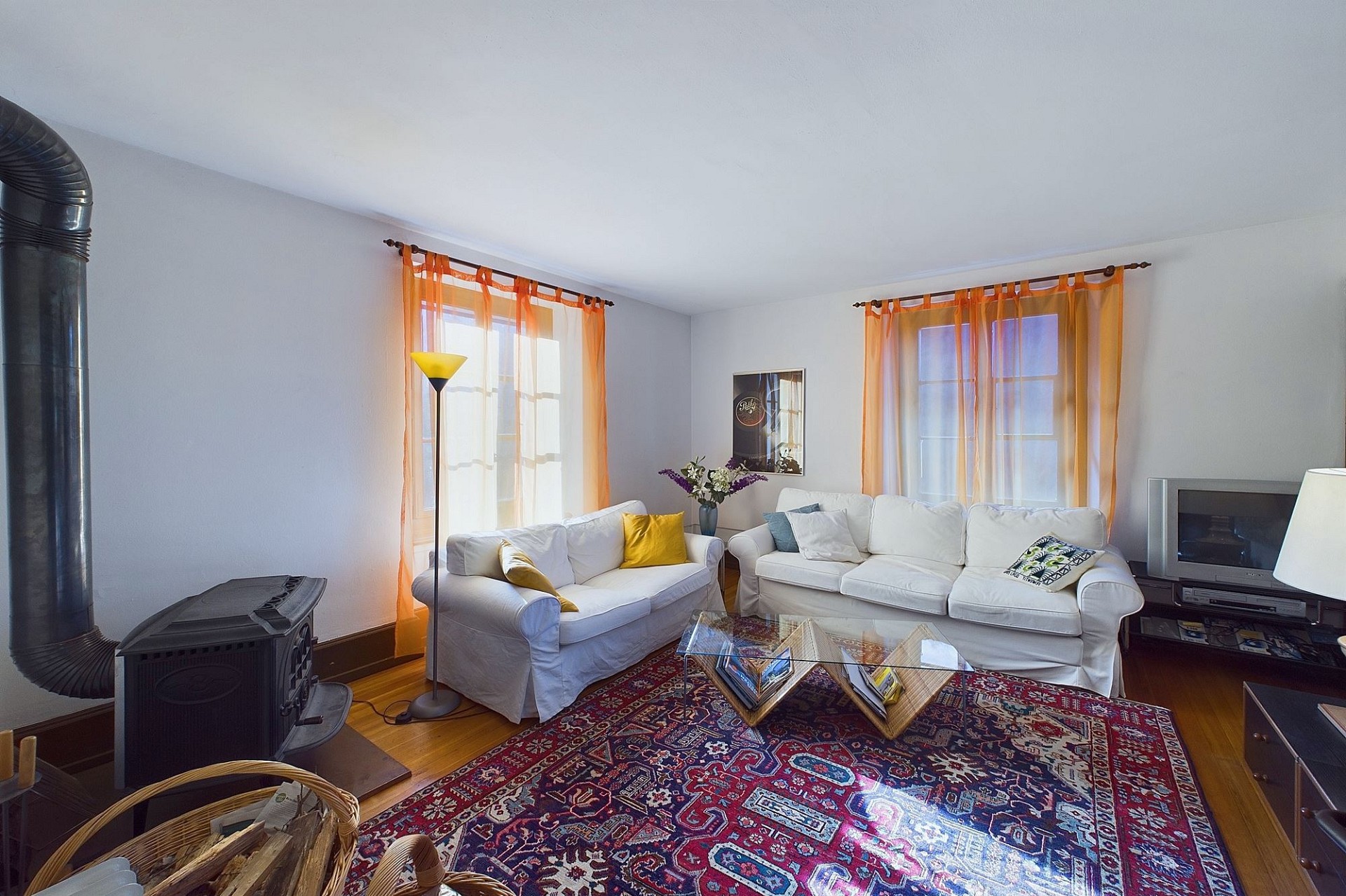 Gemütliches Wohnzimmer mit Kamin und Sofaecke